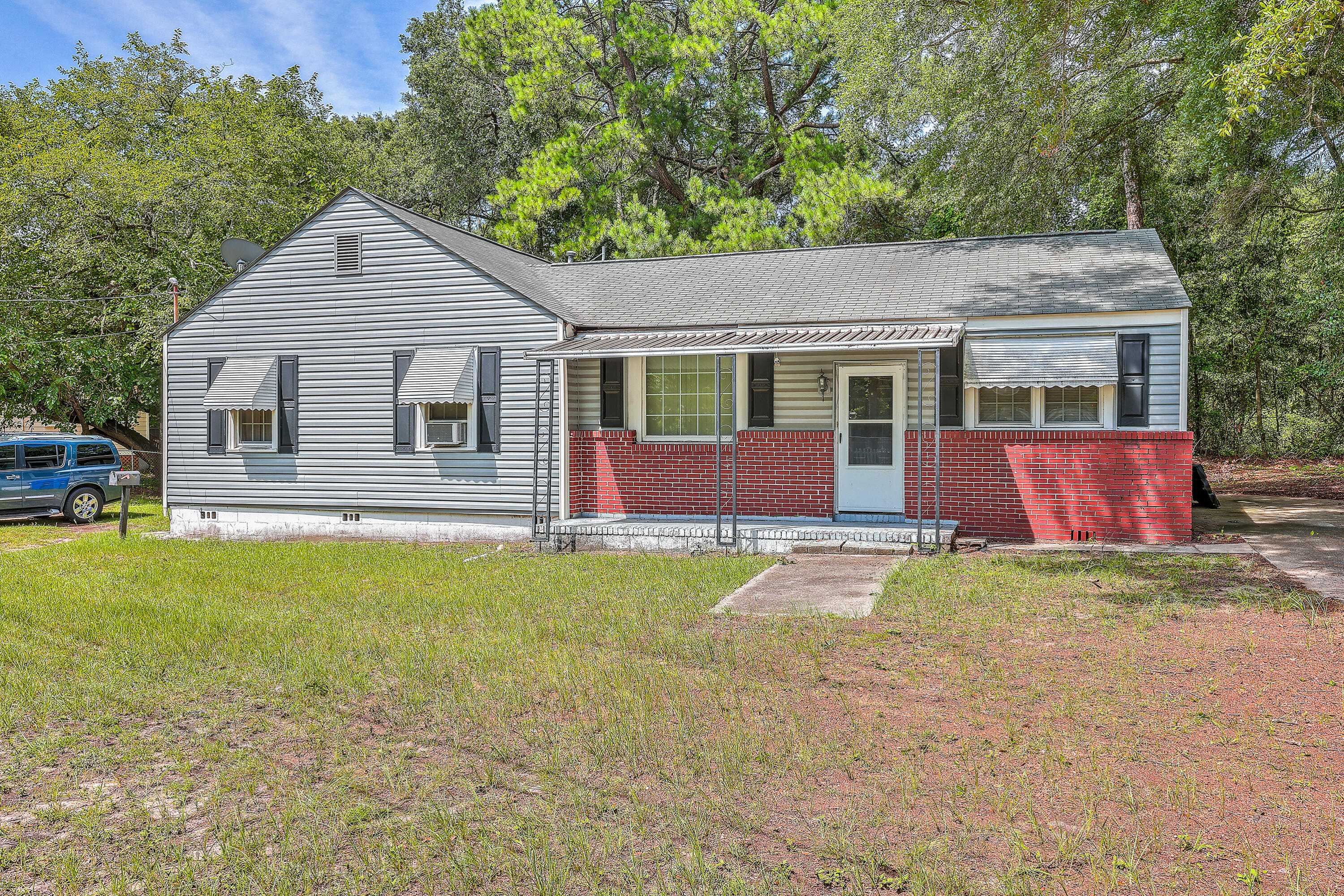 Photo 2 of 19 of 2736 Bonds Avenue house