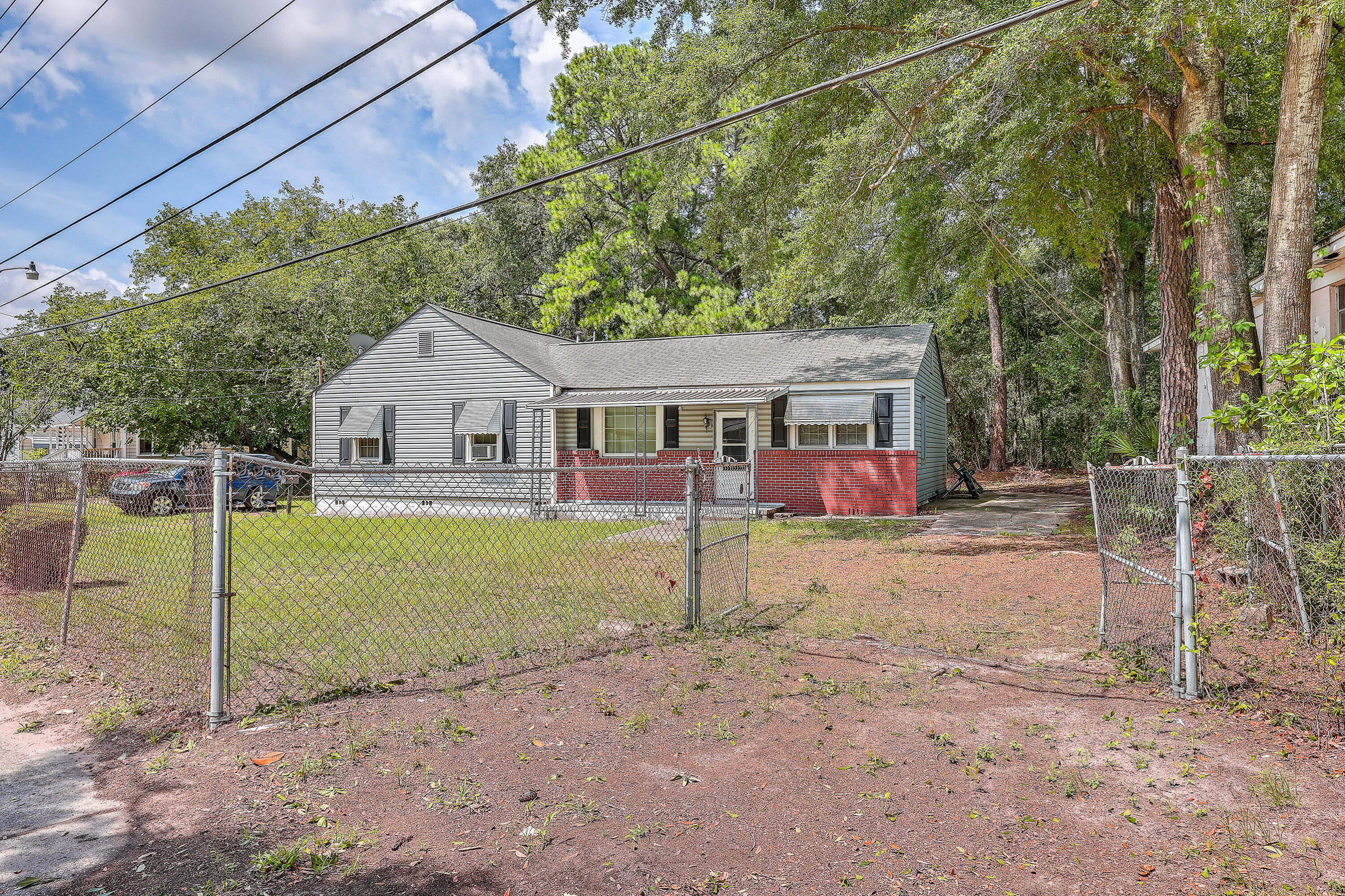 Photo 3 of 19 of 2736 Bonds Avenue house