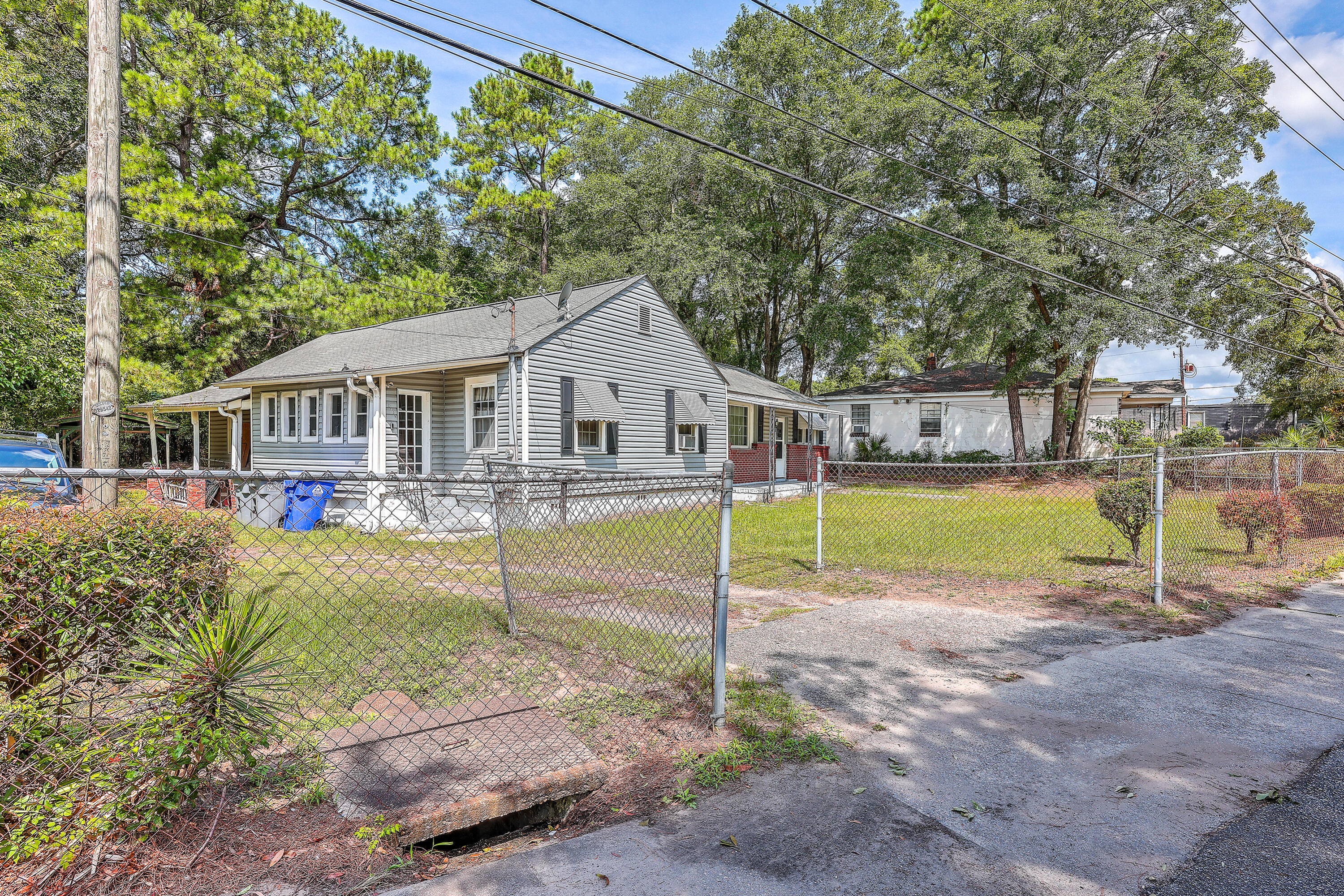 Photo 4 of 19 of 2736 Bonds Avenue house