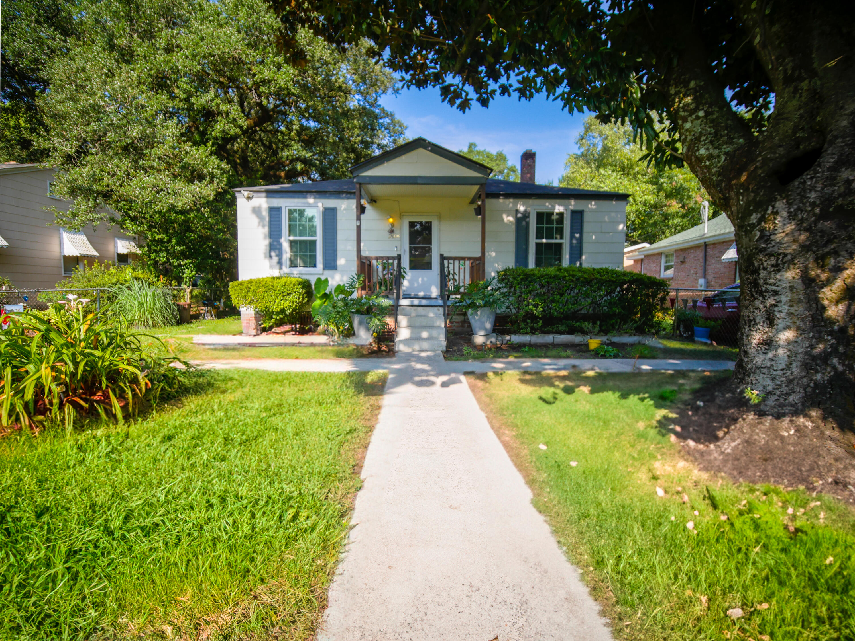 Photo 2 of 16 of 2608 Seymour Avenue house