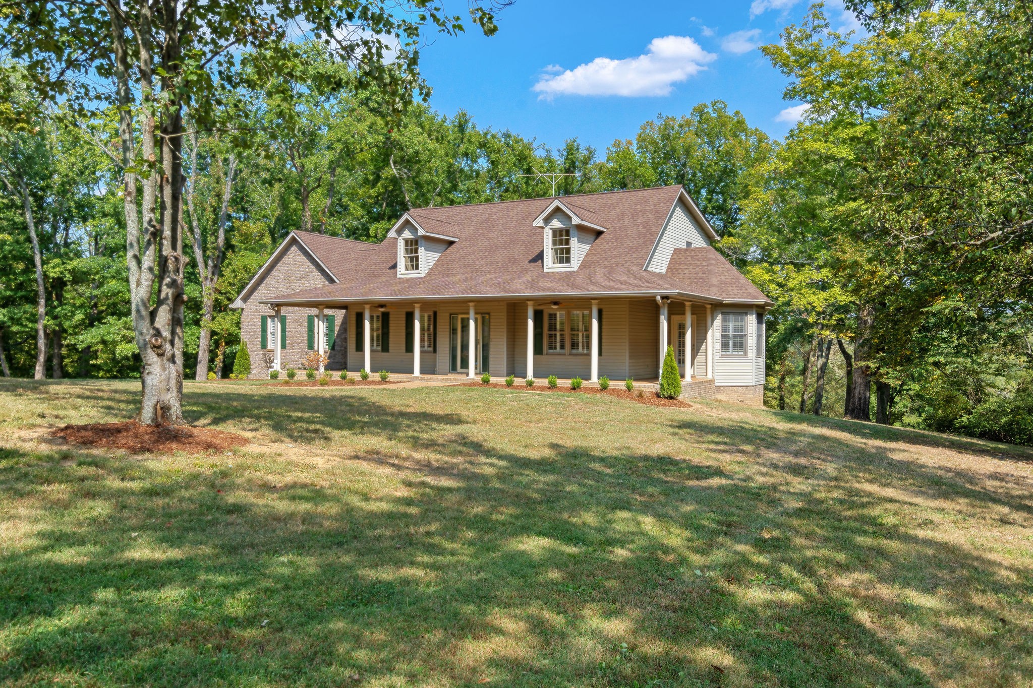 Photo 3 of 41 of 114 Gloryland Ln house