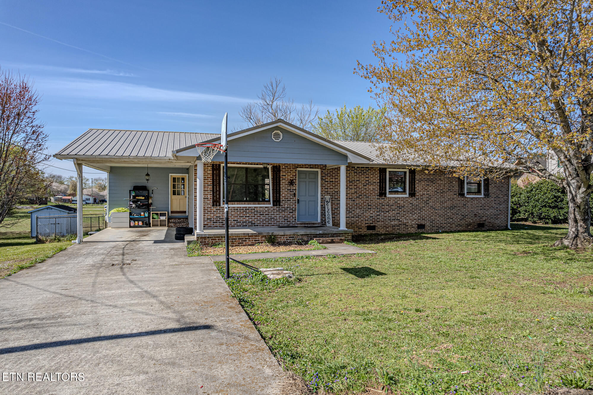 Photo 2 of 24 of 605 Bryson St house