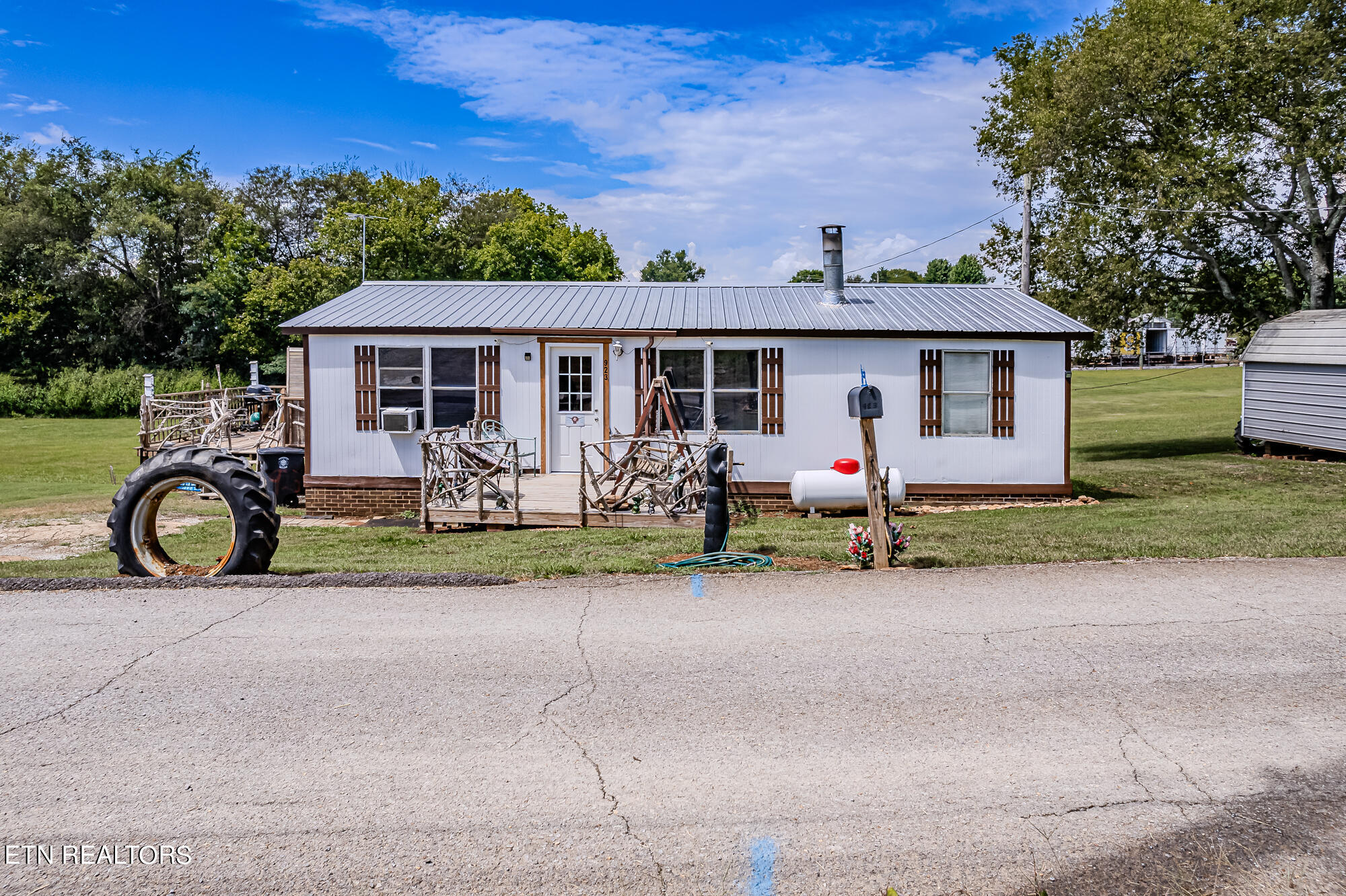 Photo 2 of 19 of 923 Apple St mobile home