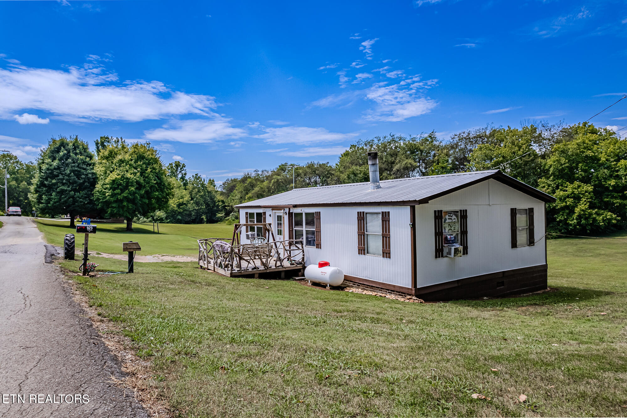 Photo 8 of 19 of 923 Apple St mobile home