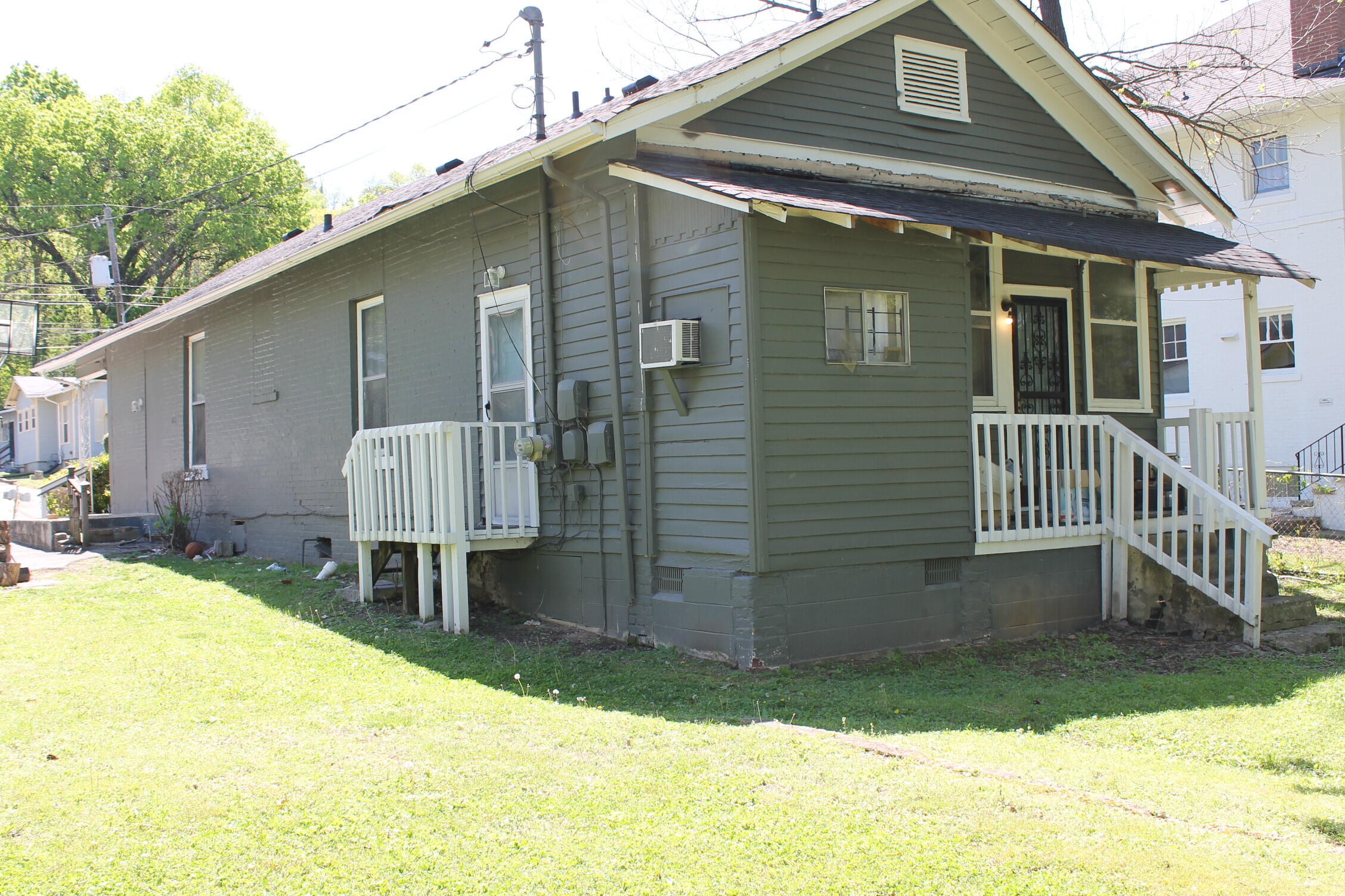 Photo 3 of 21 of 1503 N Chamberlain Ave house