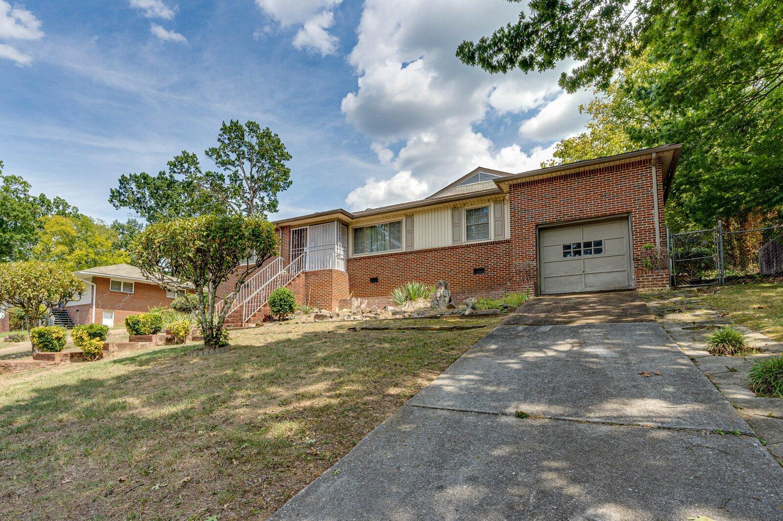 Photo 4 of 35 of 210 Glenwood Cir house