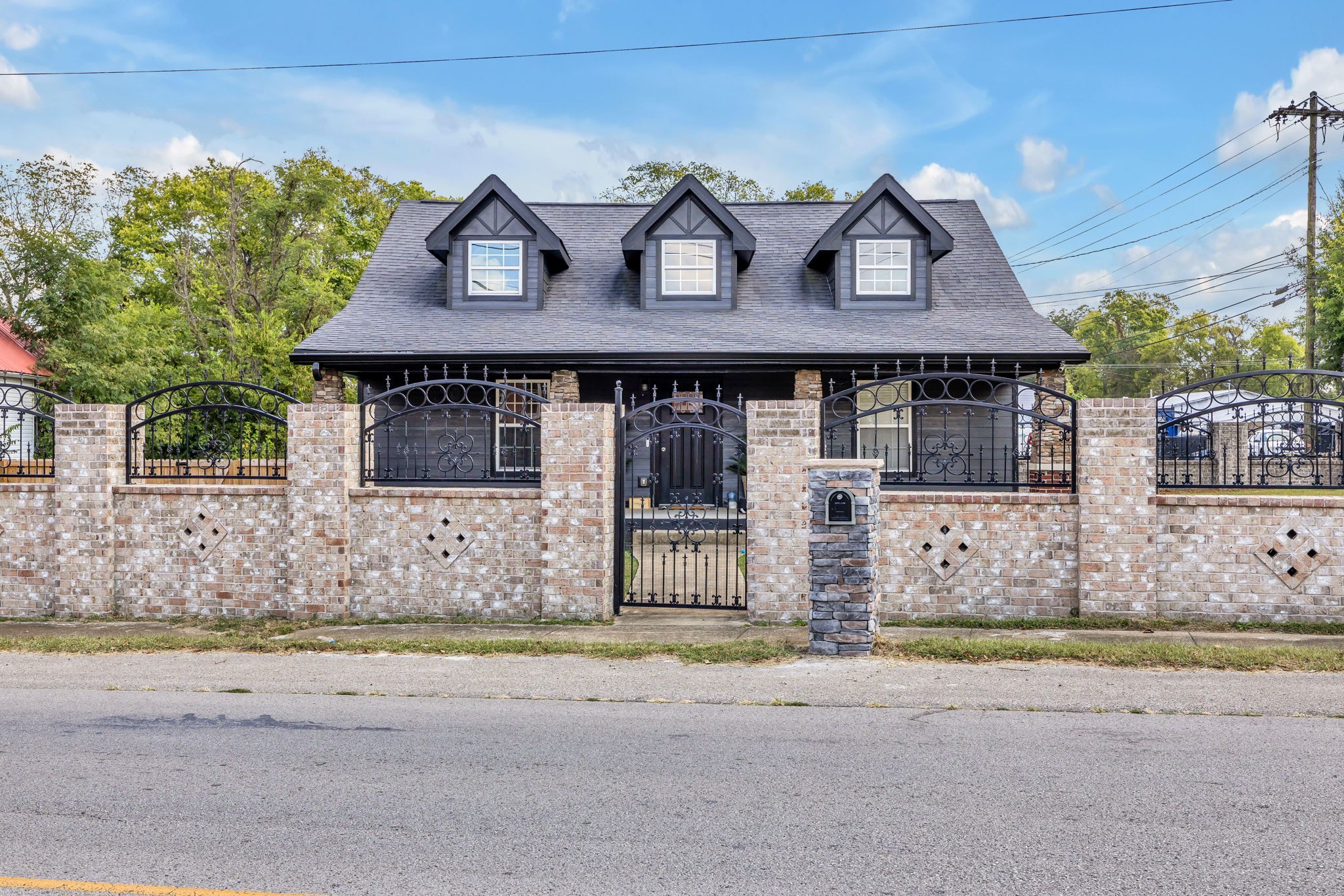 Photo 4 of 63 of 1513 Highland Ave house