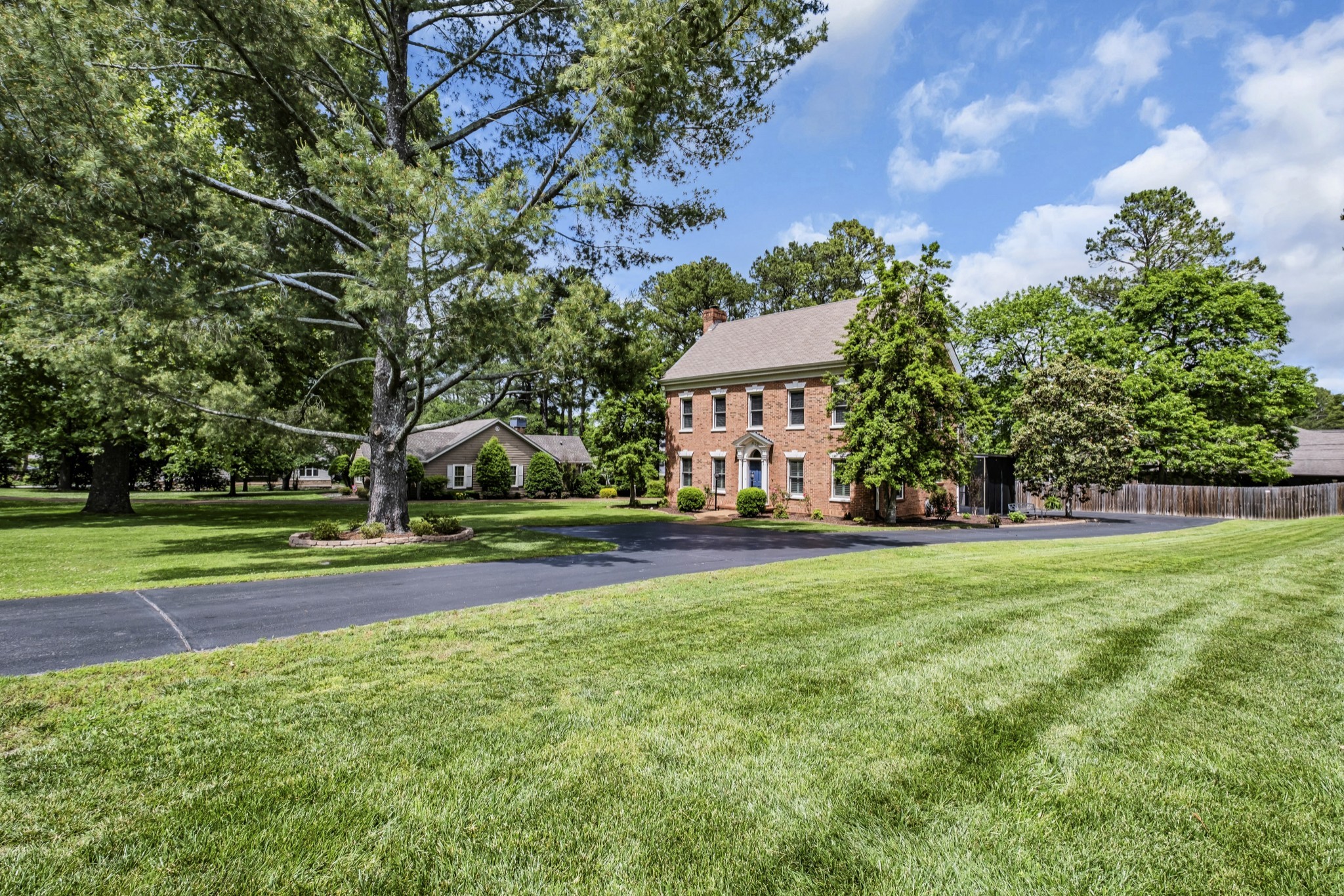 Photo 2 of 41 of 1003 Graymere Manor Rd house