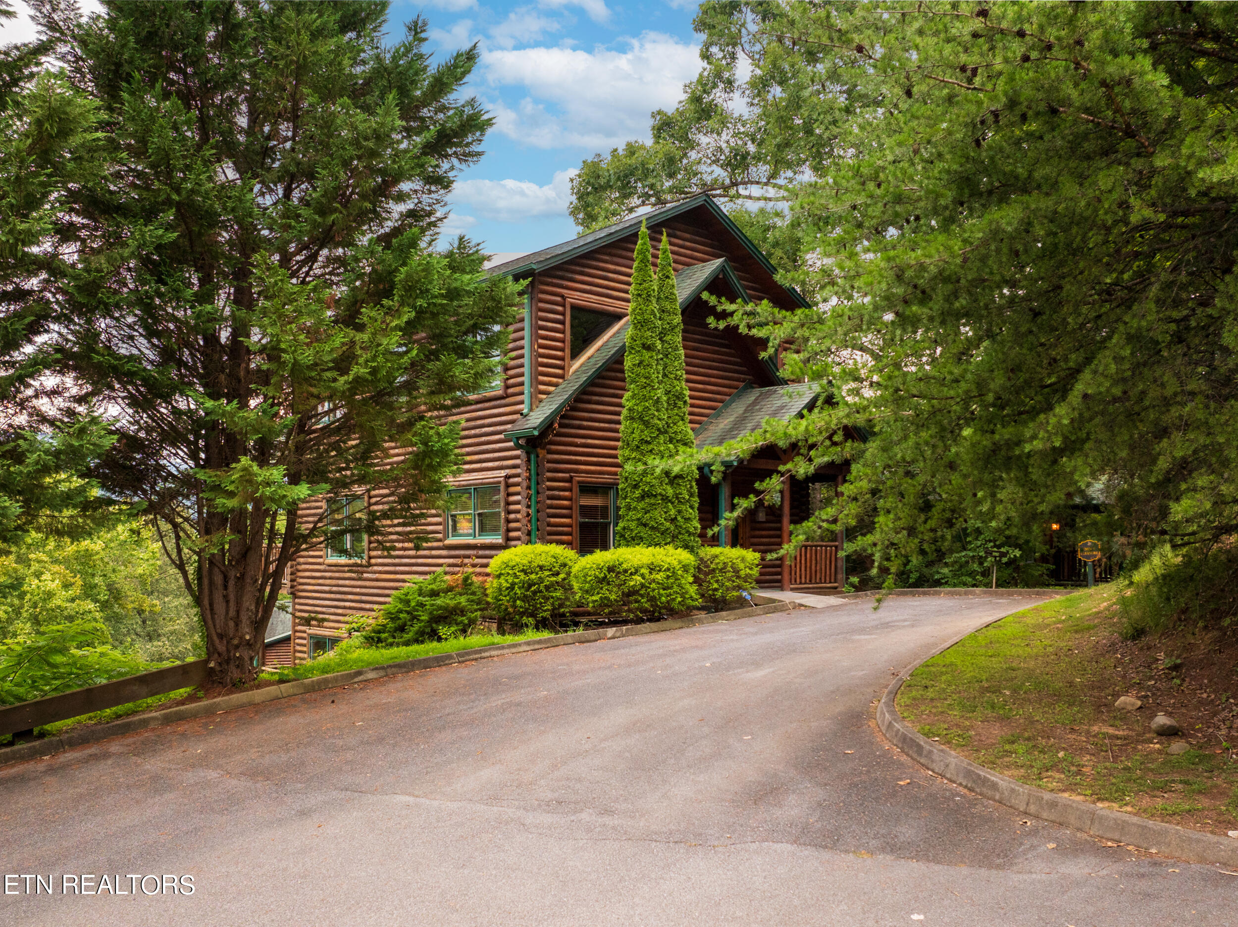 Photo 5 of 43 of 737 Mountain Stream Way house