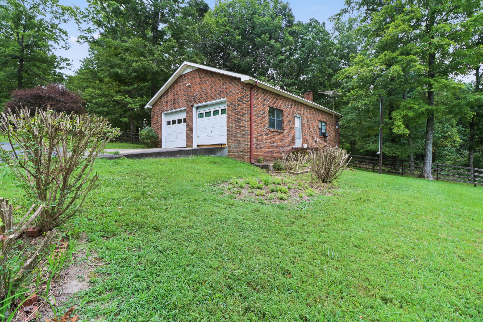 Photo 12 of 47 of 3181 Old Greenbrier Pike house