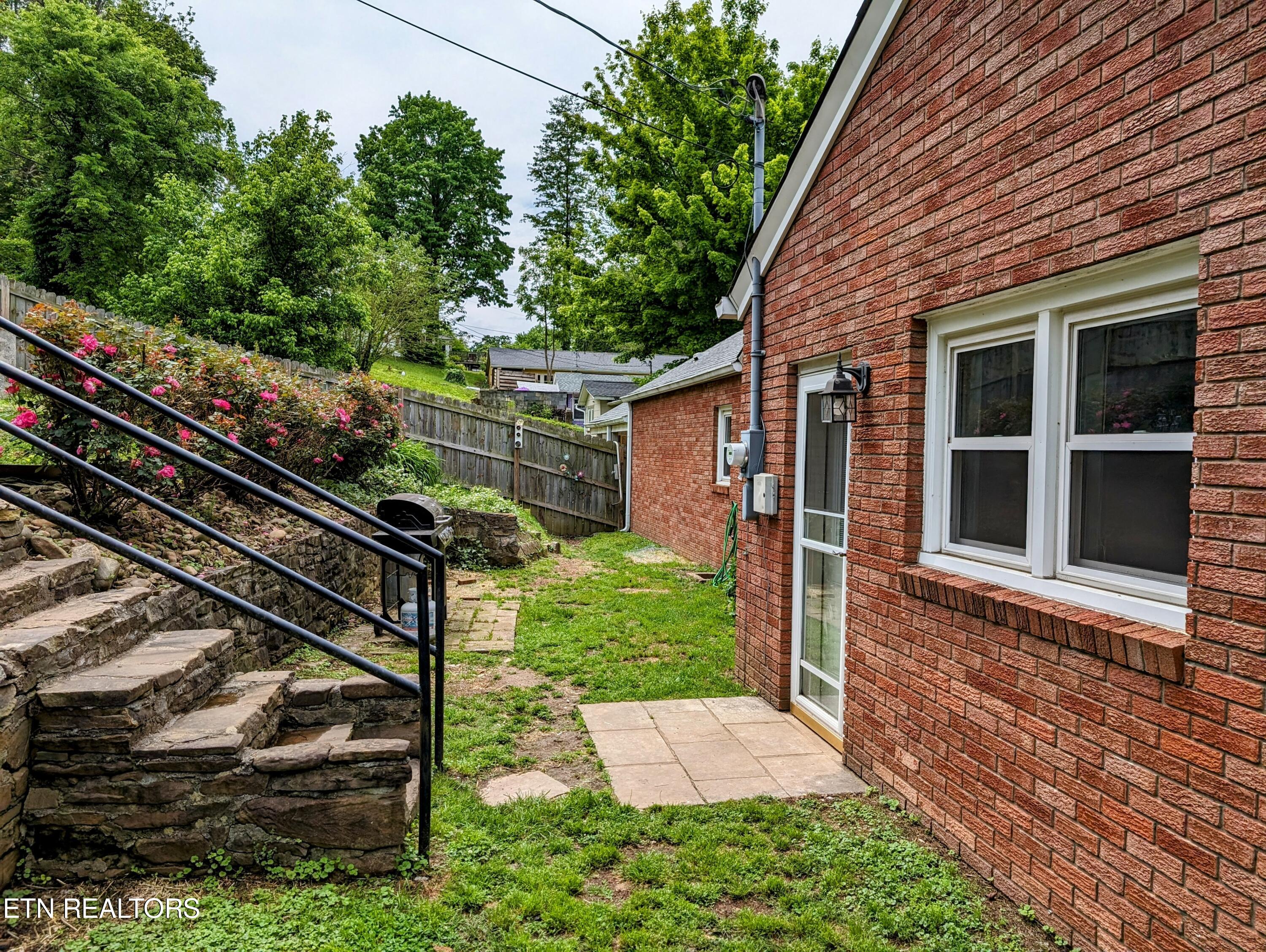 Photo 7 of 28 of 820 Trenton St house