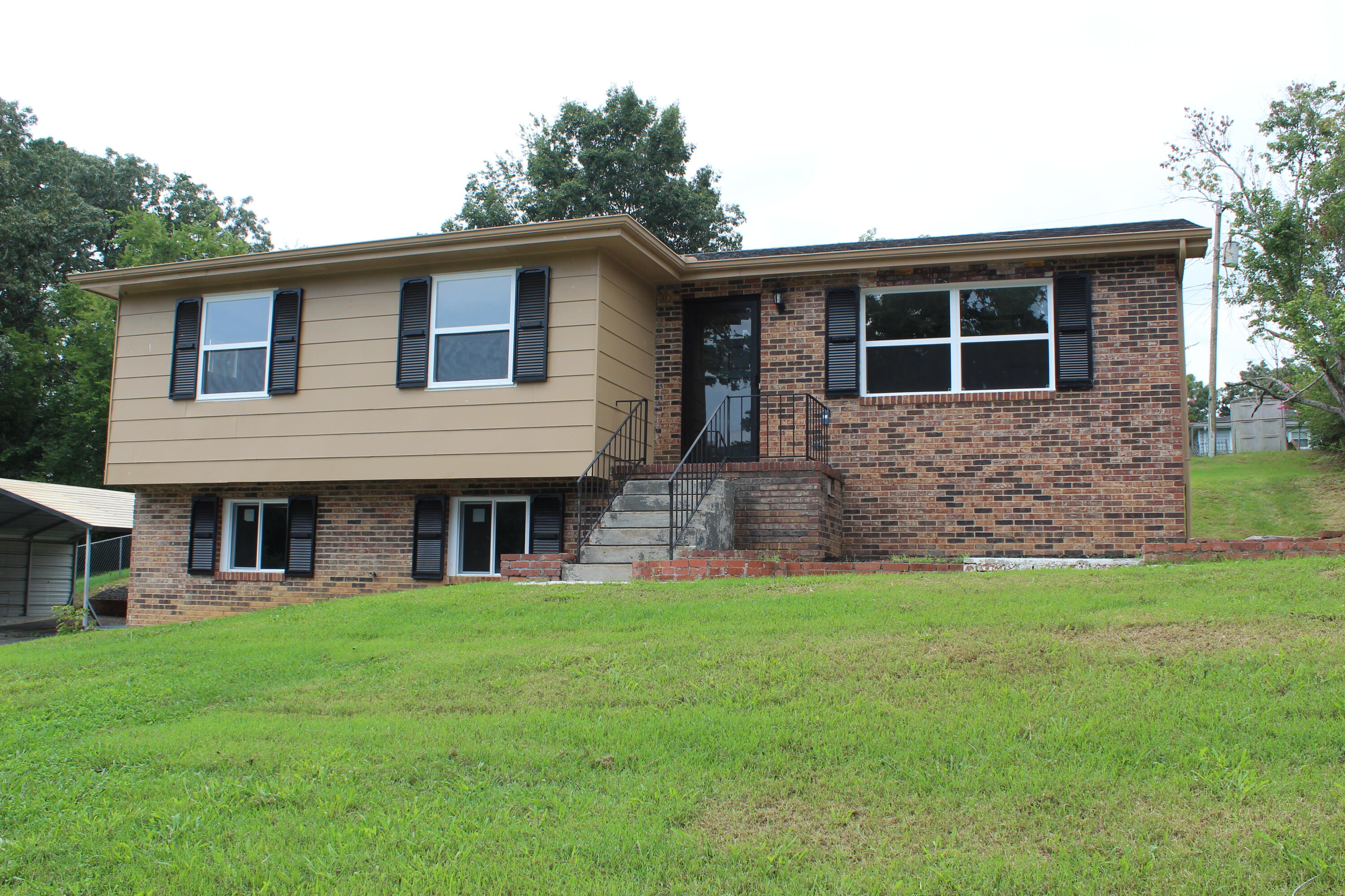 Photo 1 of 23 of 1852 N Prairie Cir house