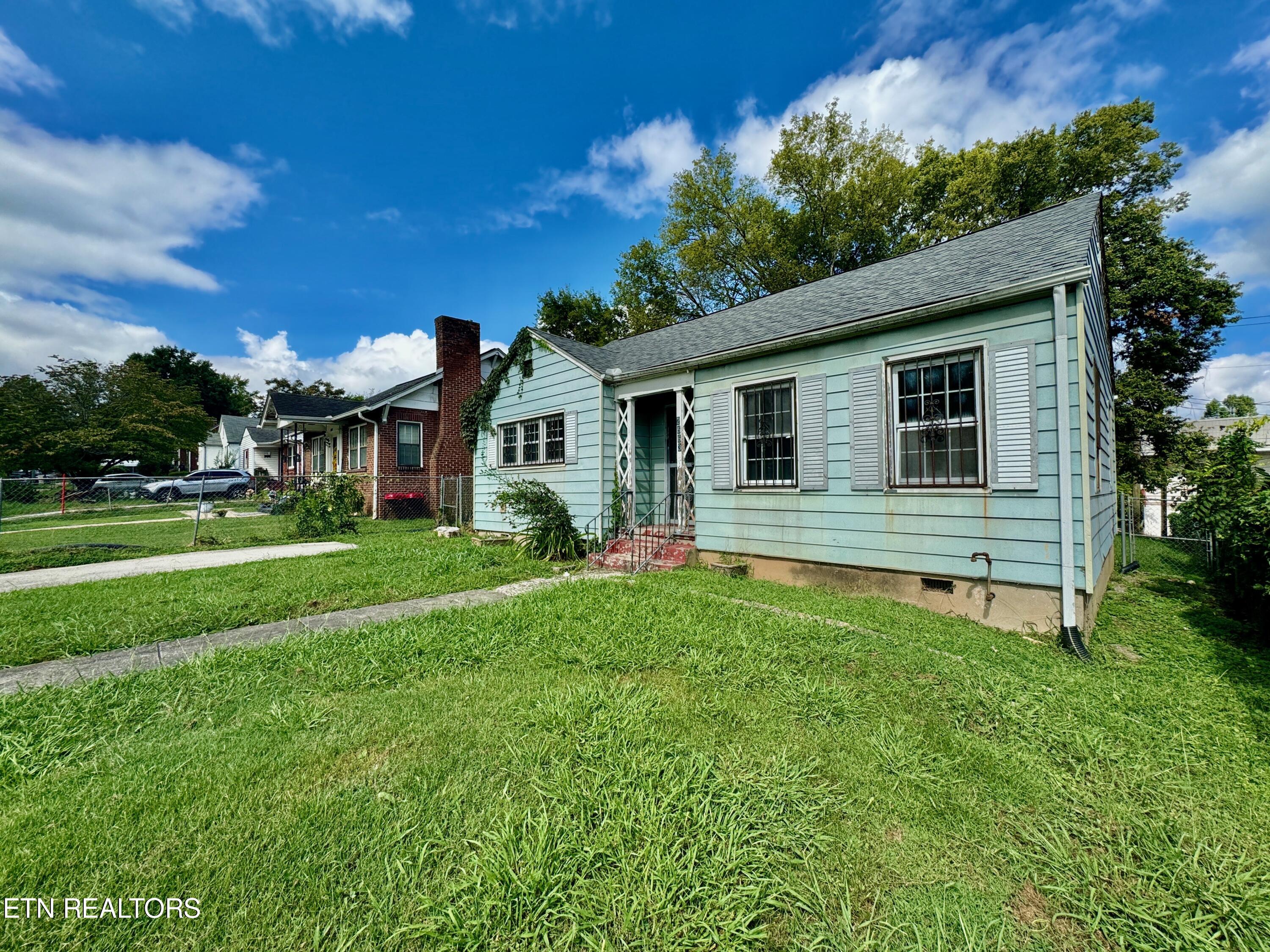 Photo 2 of 21 of 2563 Linden Ave house