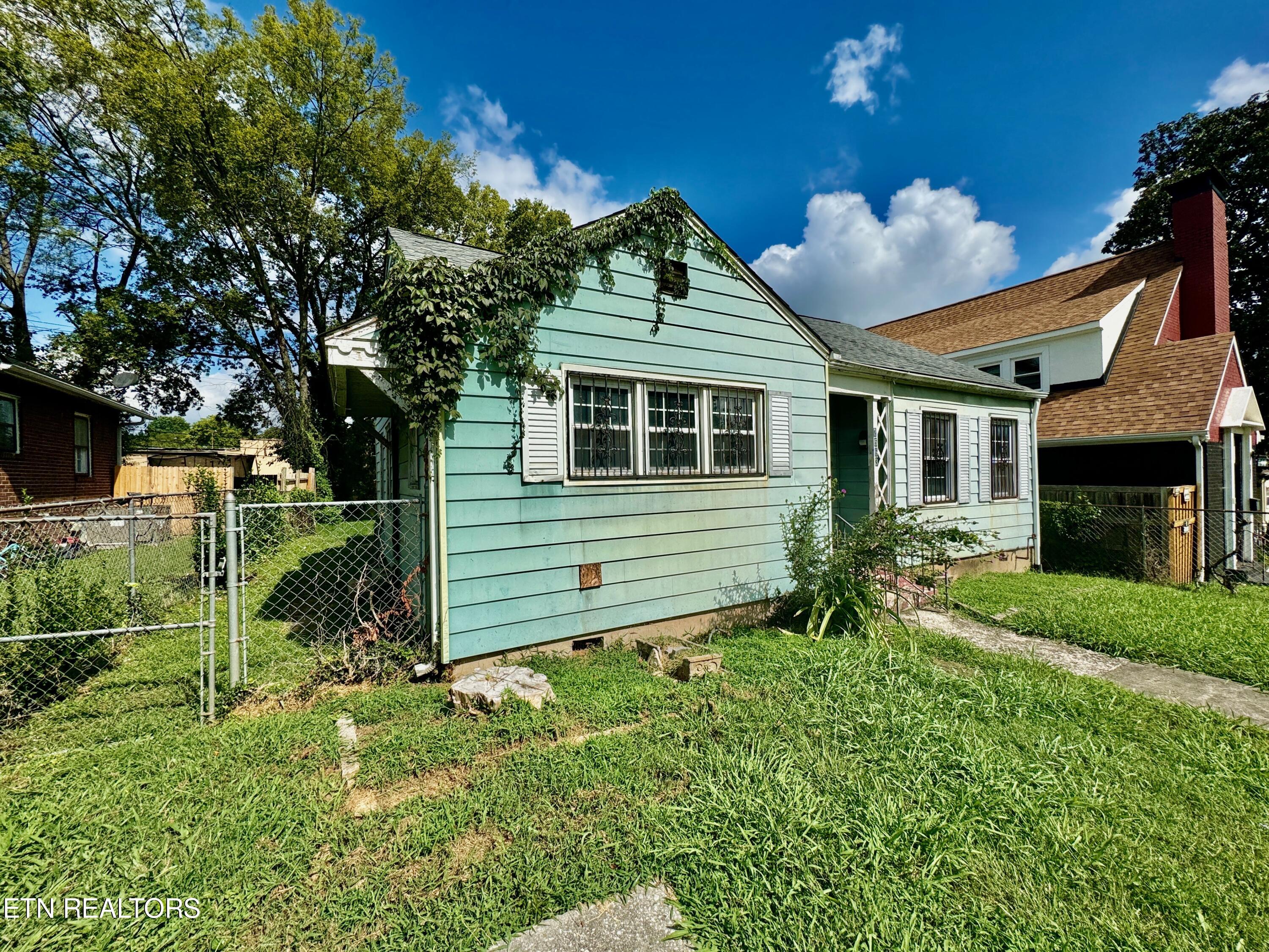 Photo 3 of 21 of 2563 Linden Ave house