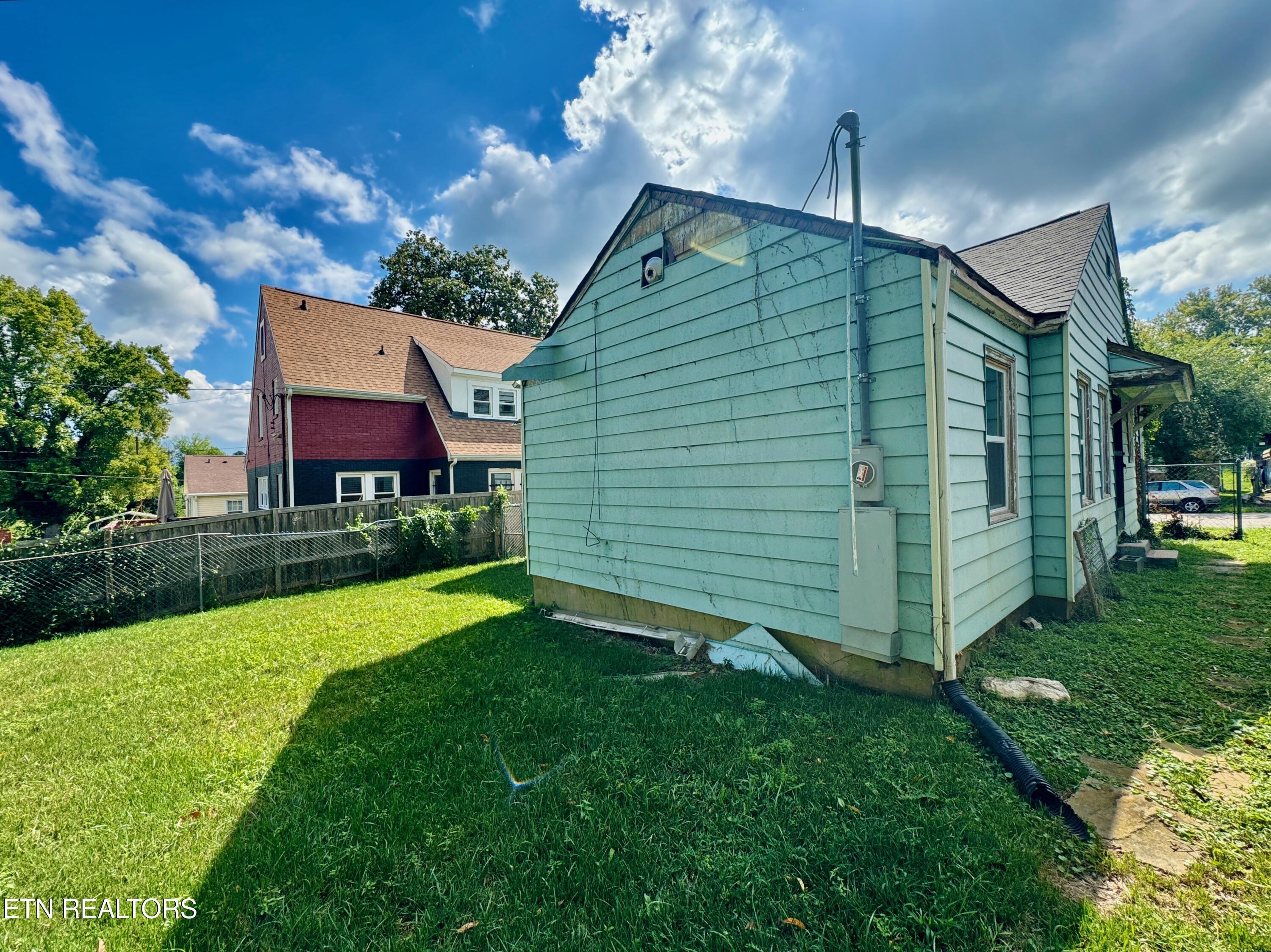 Photo 4 of 21 of 2563 Linden Ave house