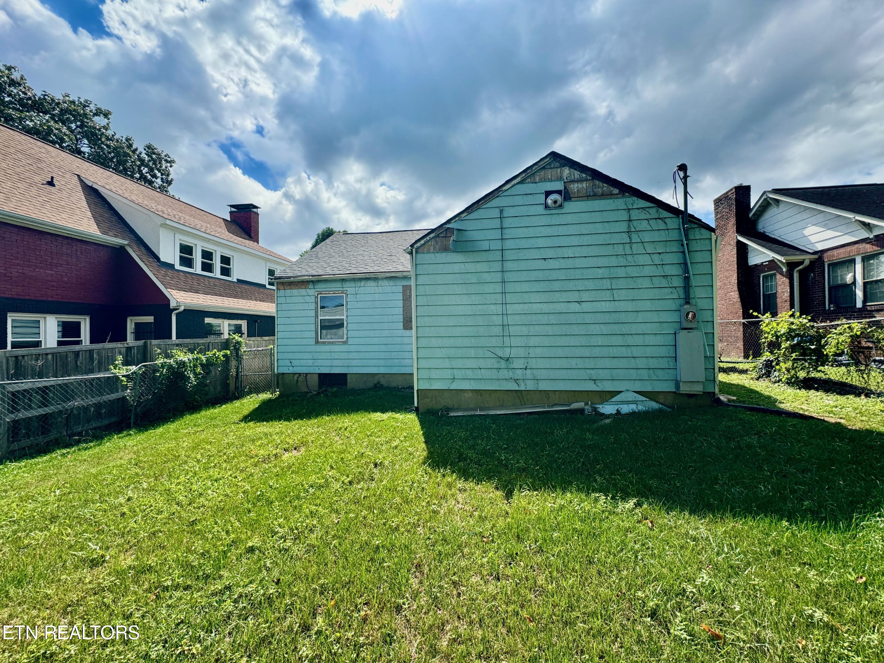 Photo 5 of 21 of 2563 Linden Ave house