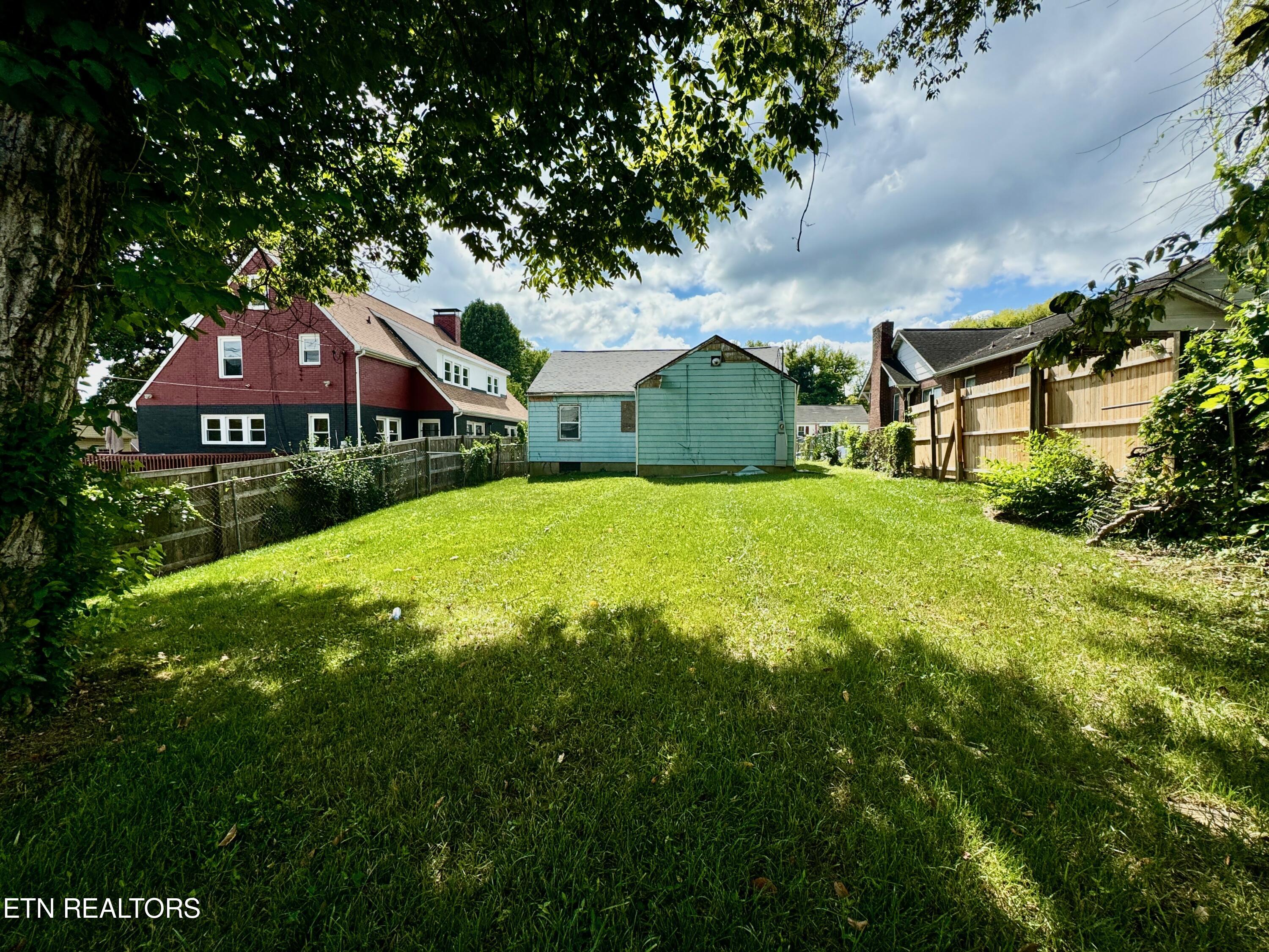 Photo 7 of 21 of 2563 Linden Ave house