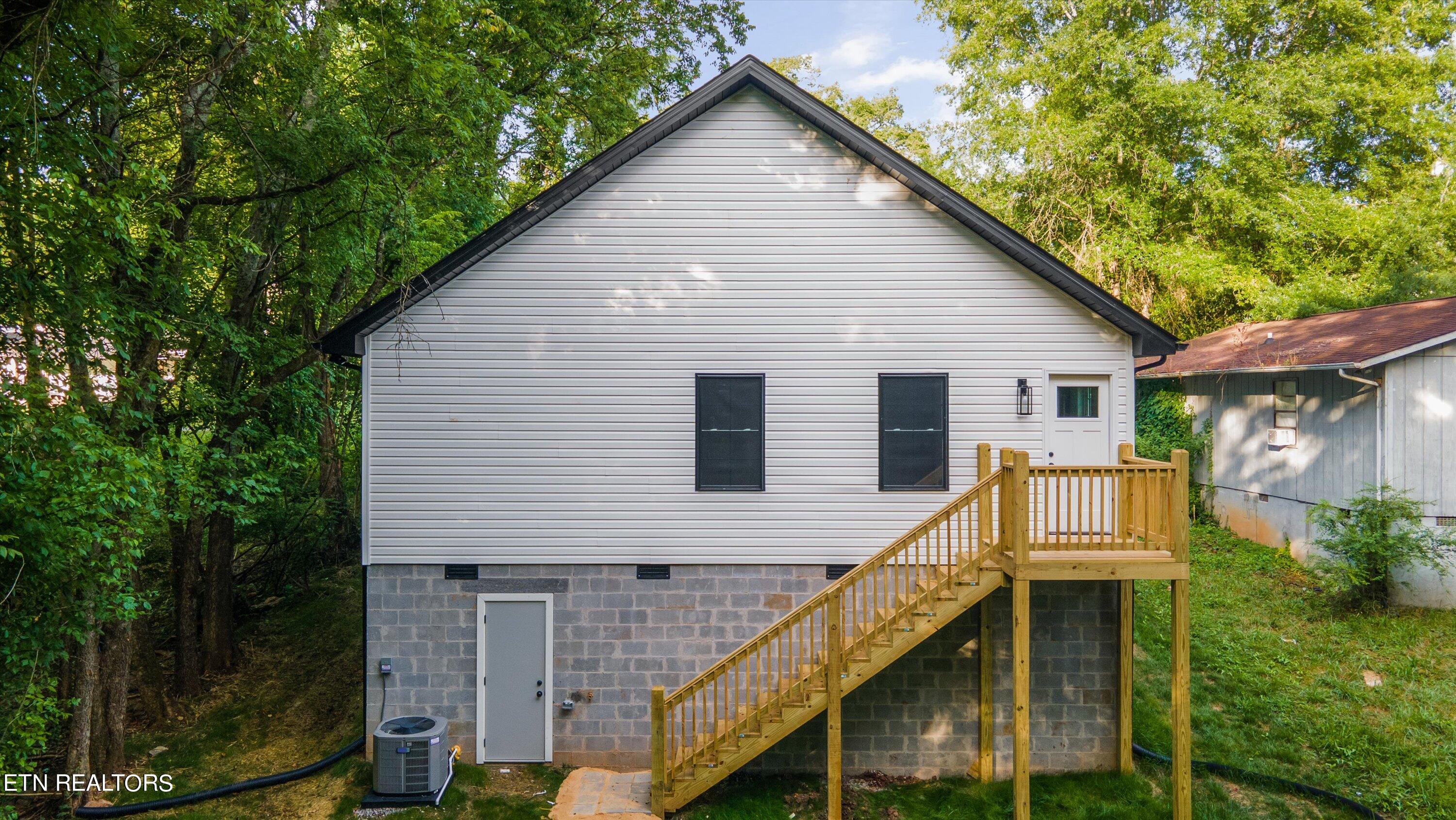 Photo 4 of 41 of 103 Winstead St house