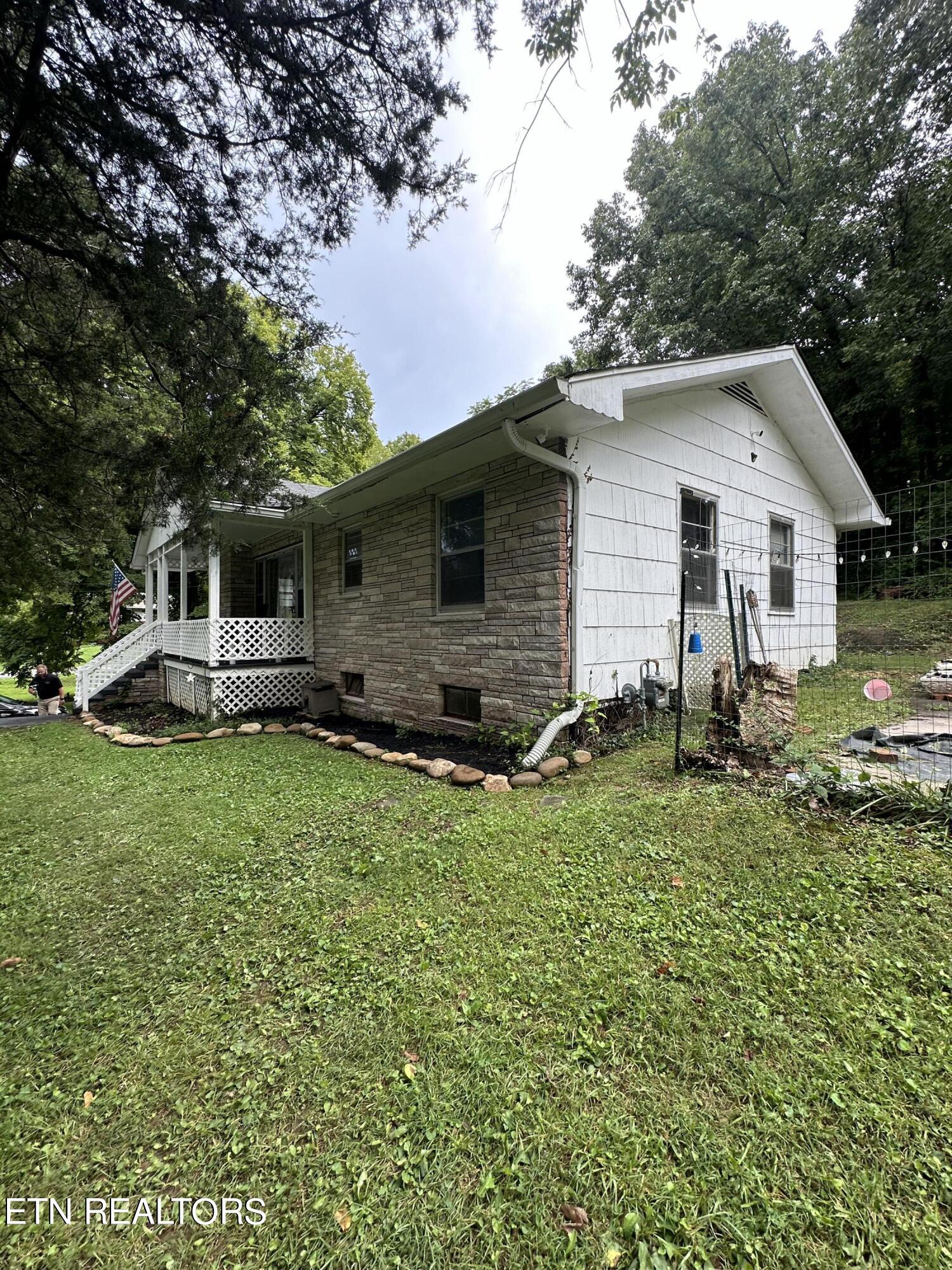 Photo 3 of 15 of 300 Stone Rd house