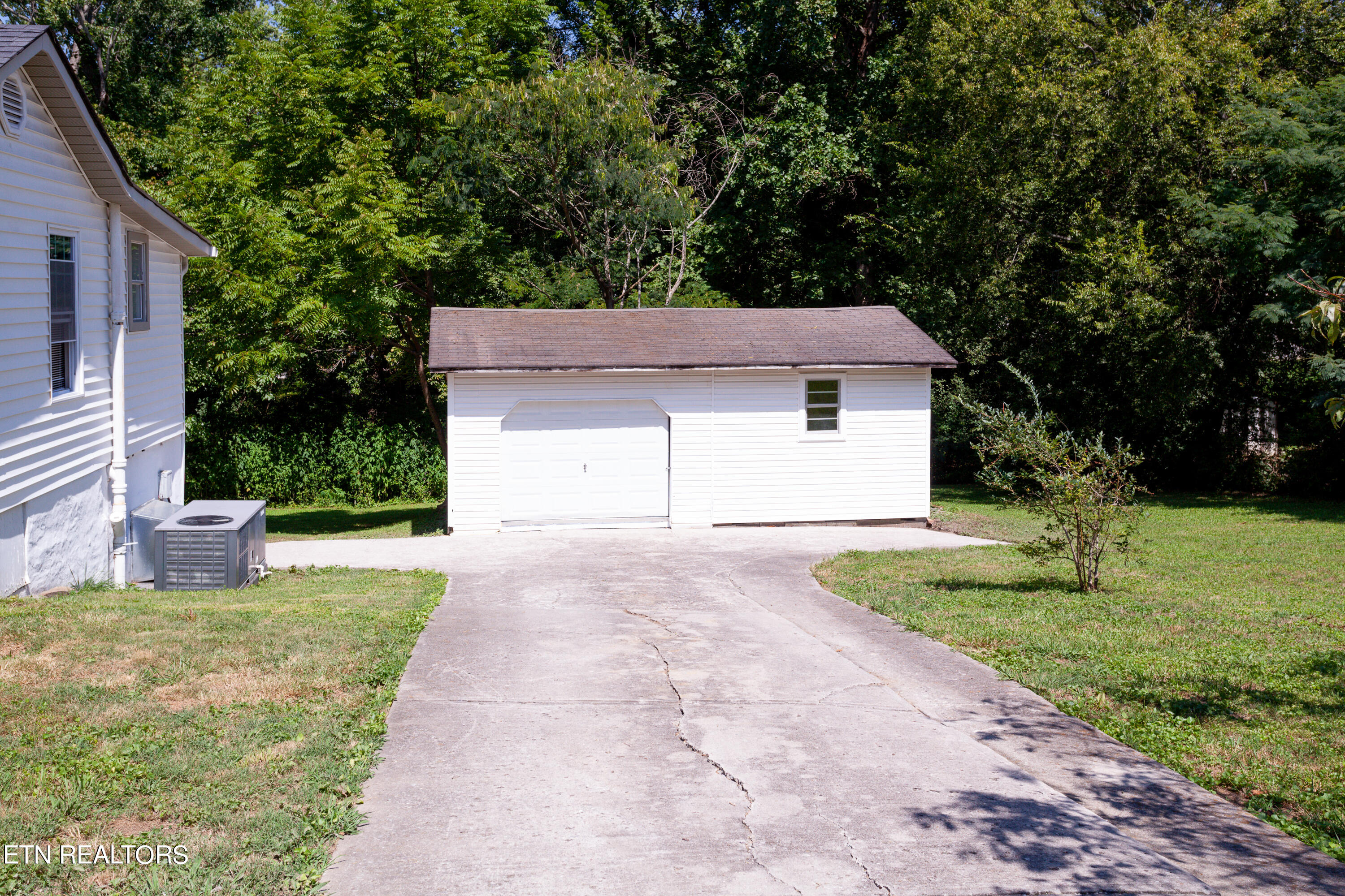 Photo 10 of 39 of 2115 Aster Rd house