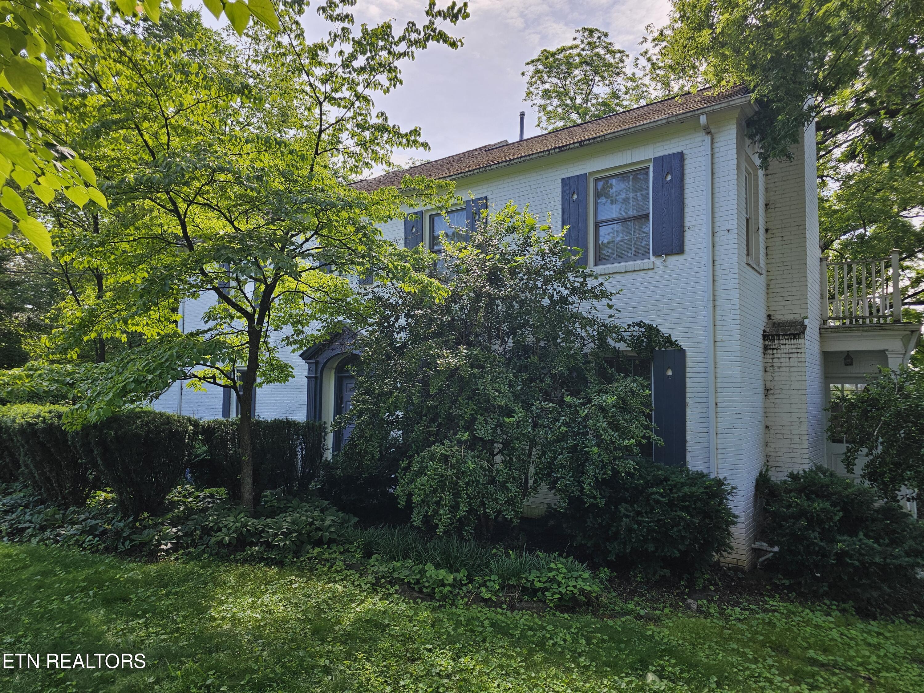 Photo 3 of 18 of 942 Scenic Drive house