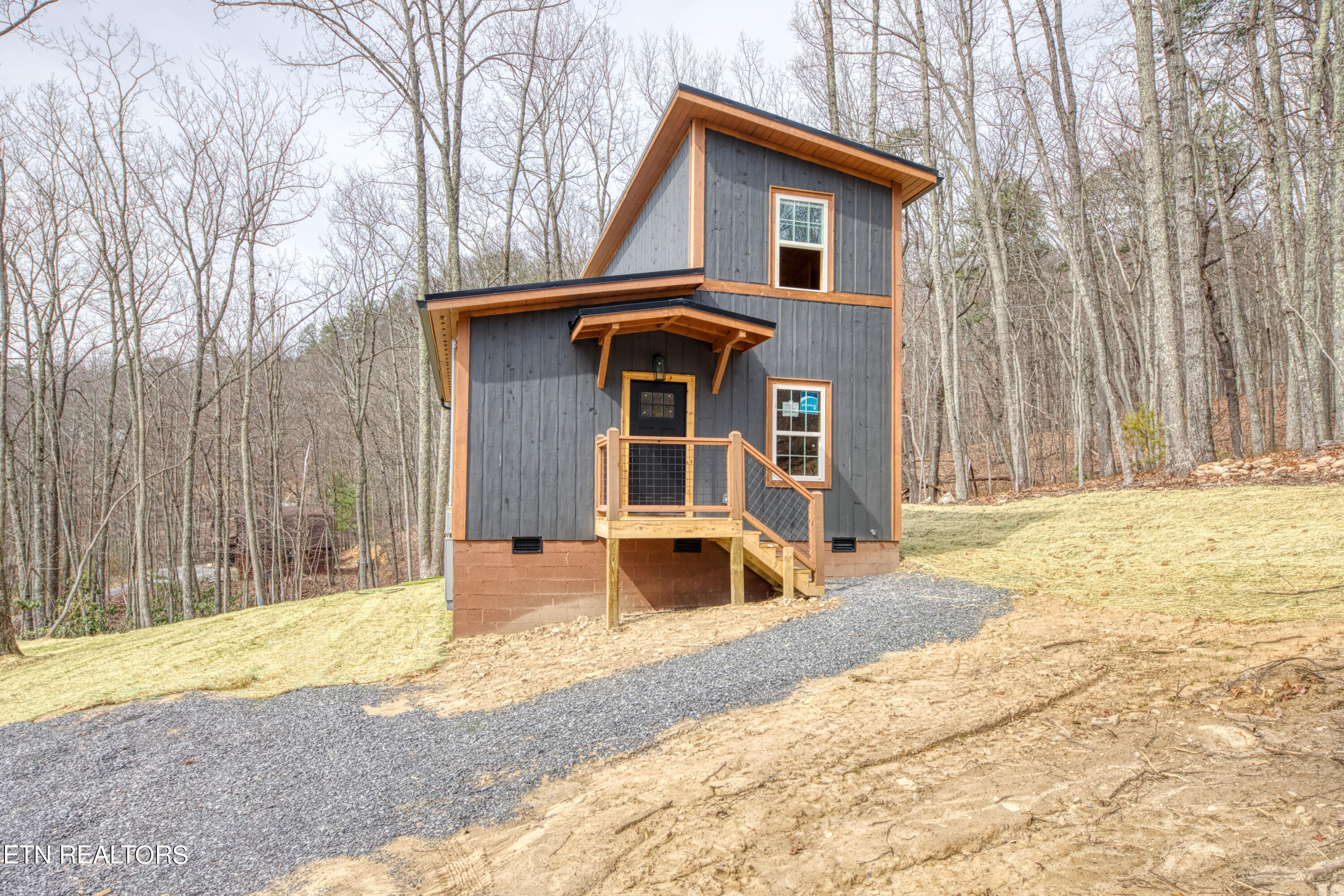 Photo 2 of 4 of 689 Country Oak Lane house