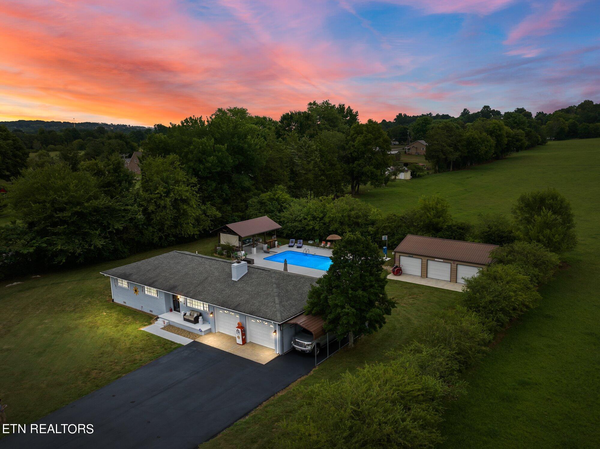 Photo 4 of 46 of 1201 S Tellico St house