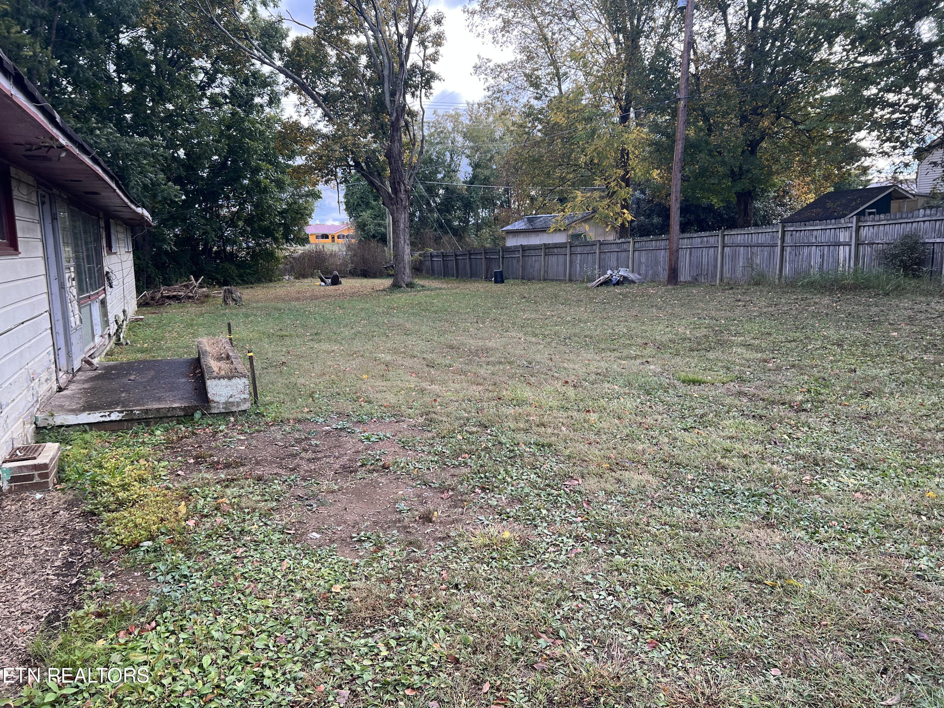 Photo 5 of 9 of 712 S Tellico St house