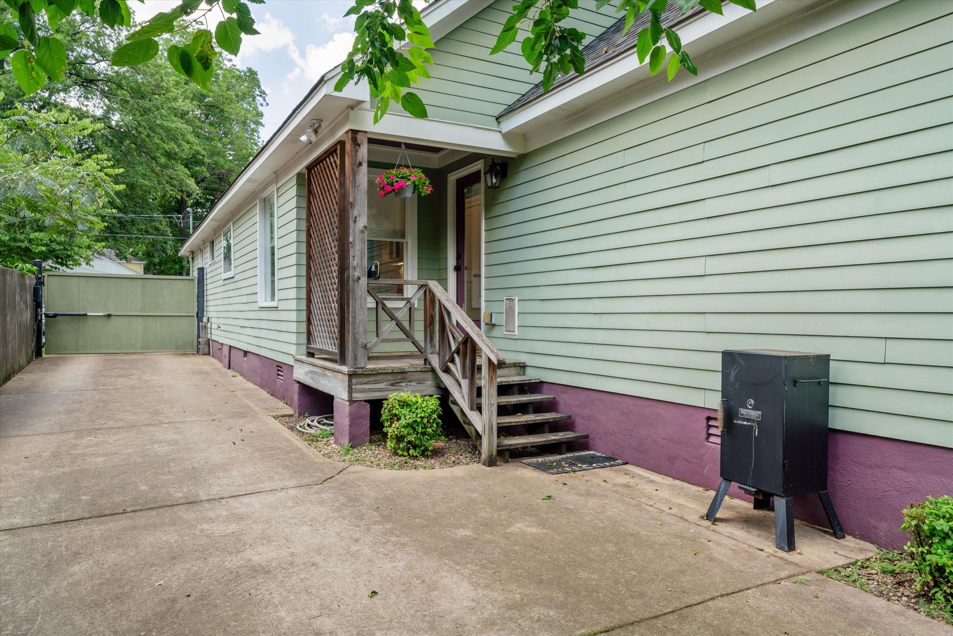 Photo 26 of 27 of 2045 VINTON AVE house