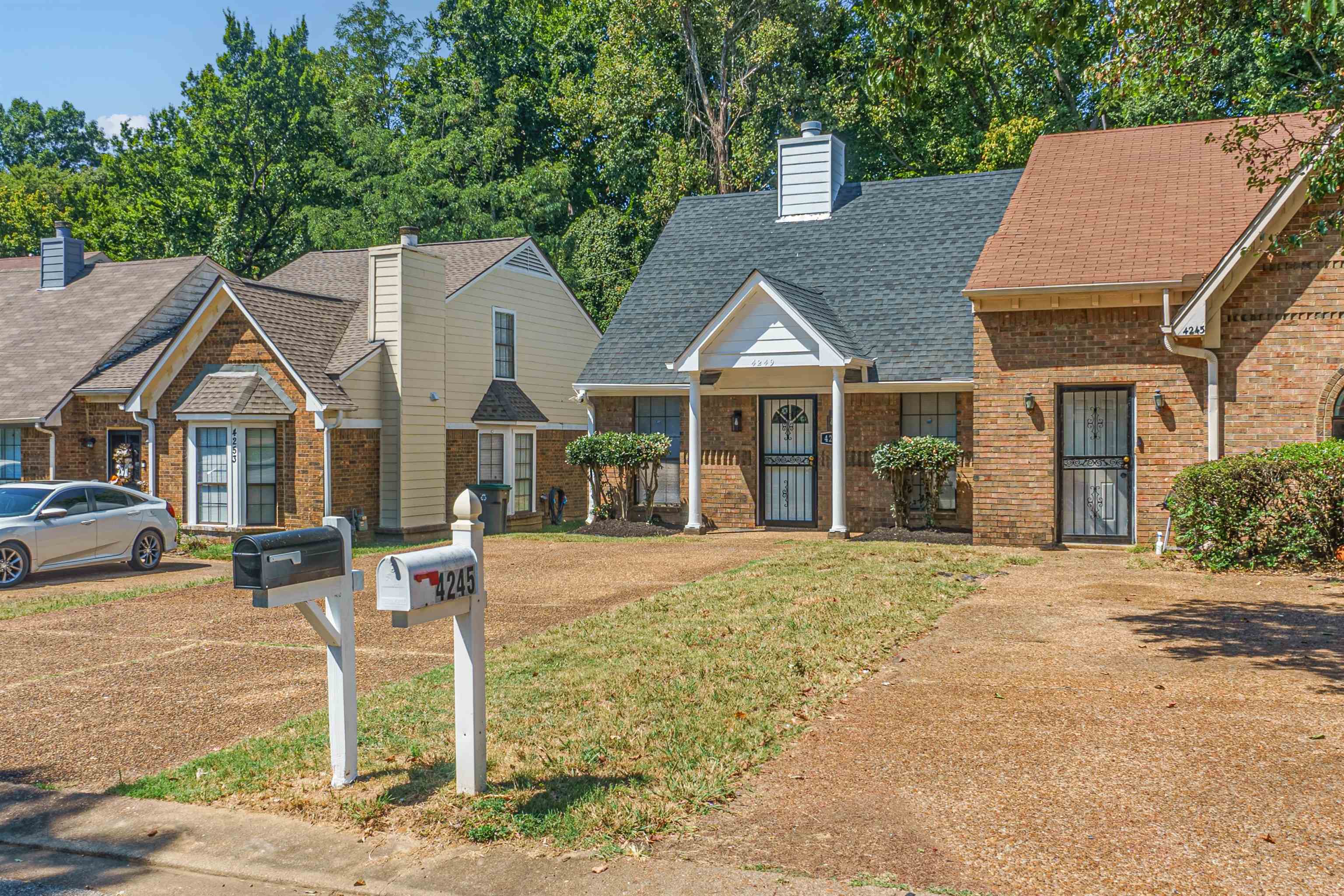 Photo 3 of 19 of 4249 CEDARTREE DR townhome