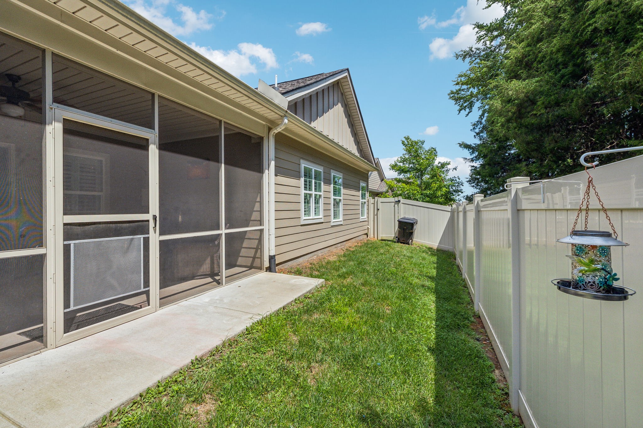 Photo 25 of 28 of 2527 Bridgeway St townhome