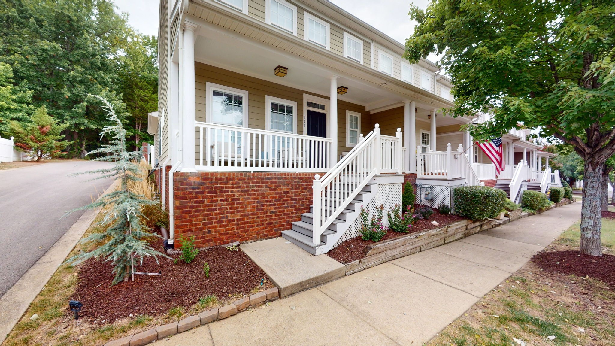 Photo 1 of 31 of 914 Loxley Dr townhome