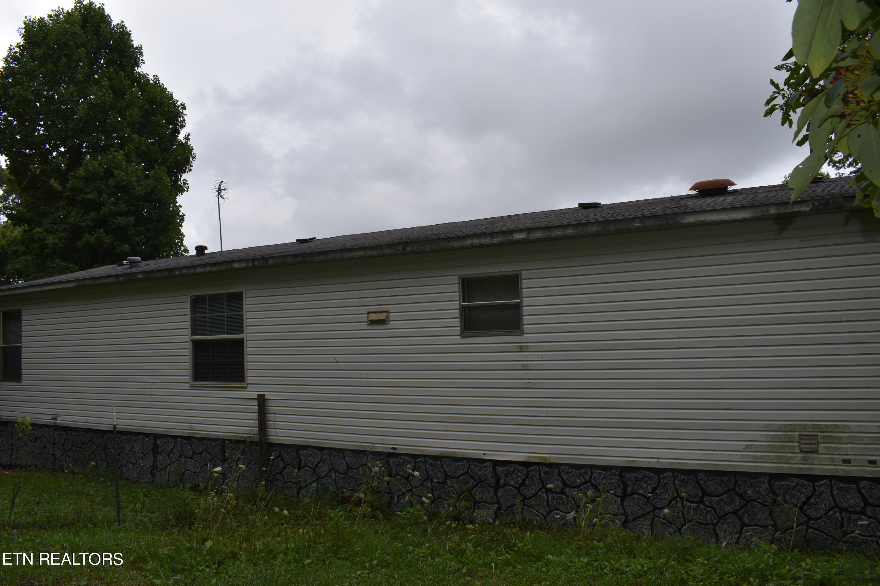 Photo 5 of 20 of 687 Cupp Ridge Rd mobile home