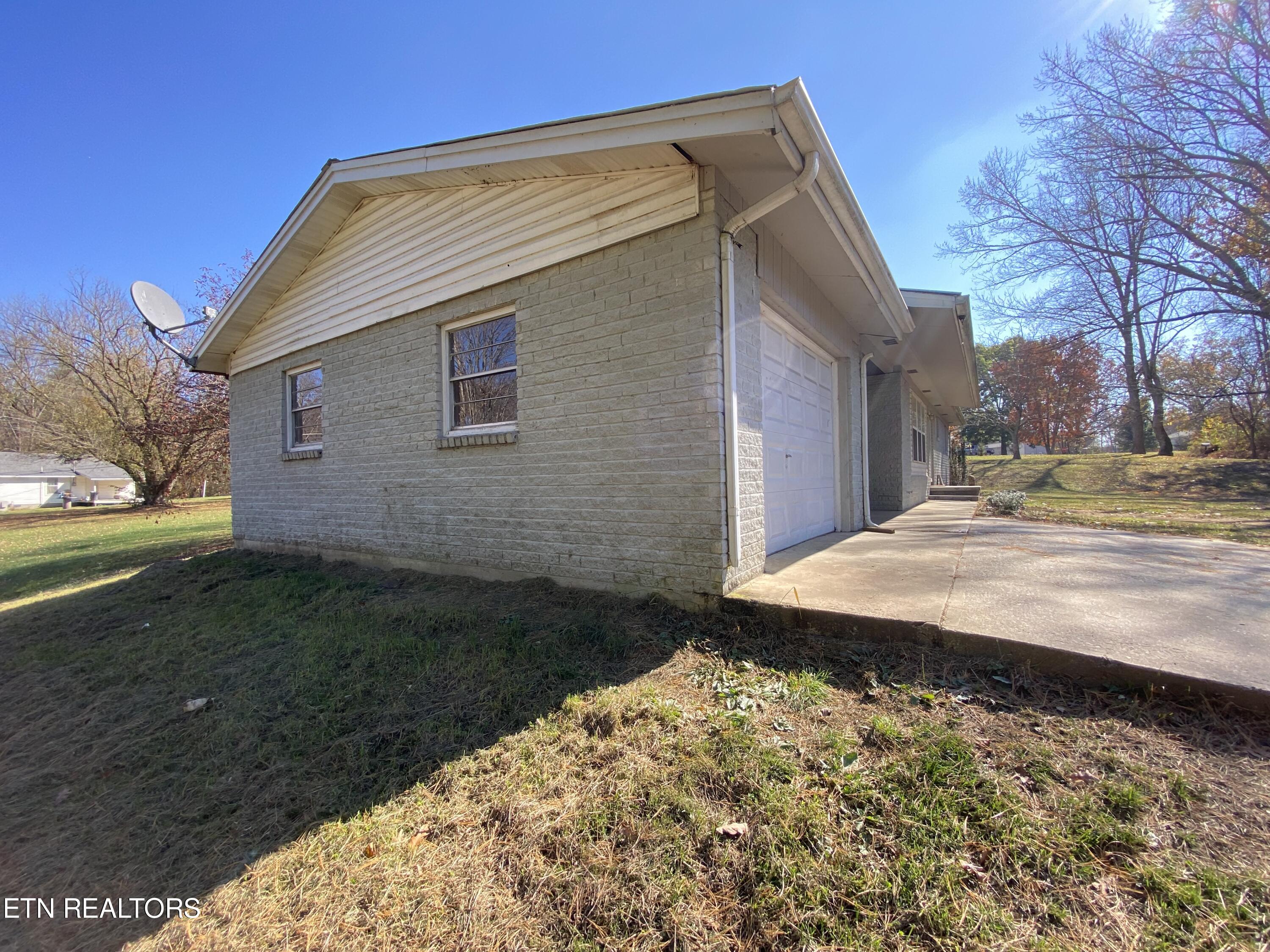 Photo 10 of 41 of 1821 Marcum Rd house