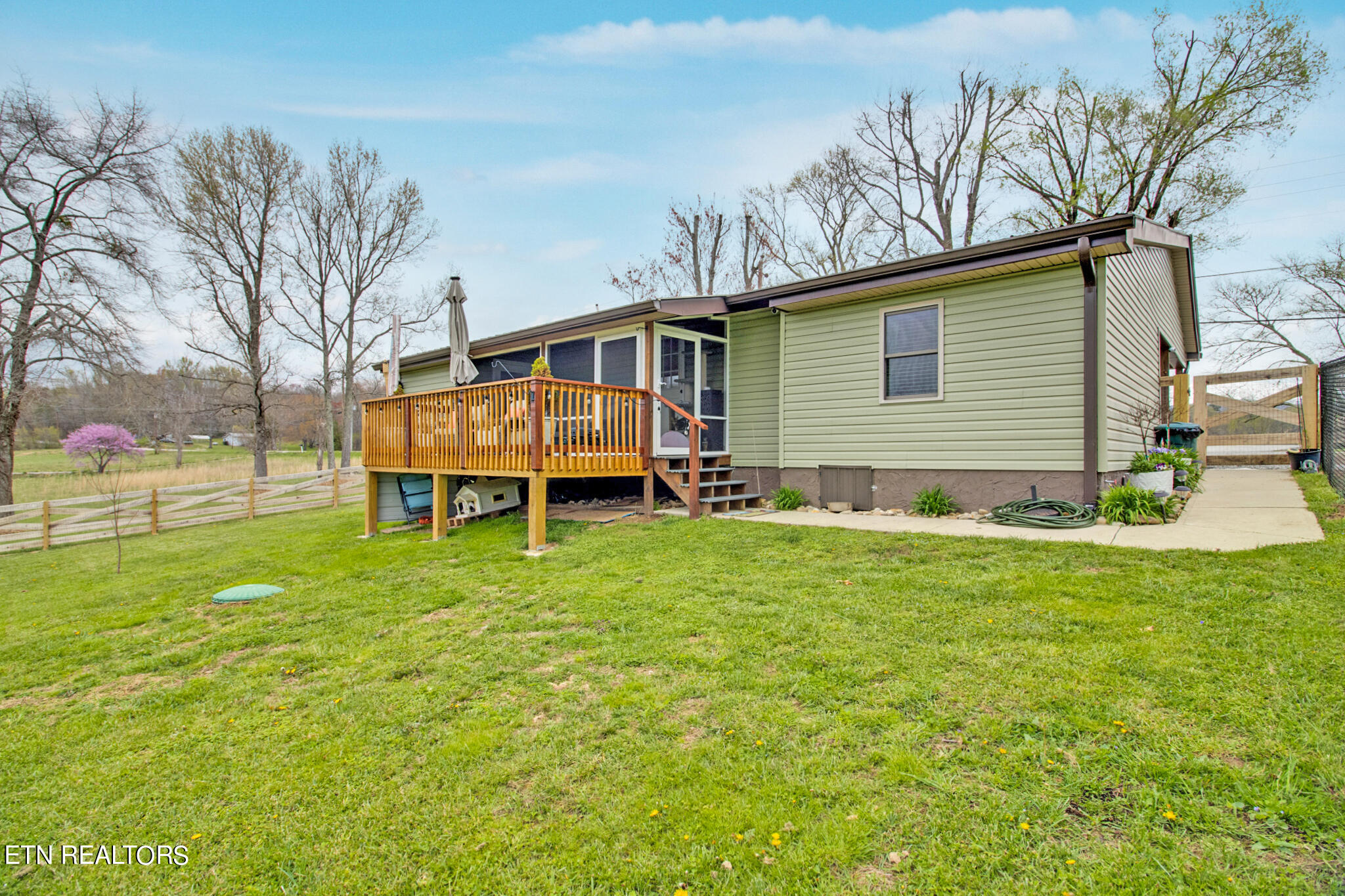 Photo 8 of 43 of 289 Westel Rd house