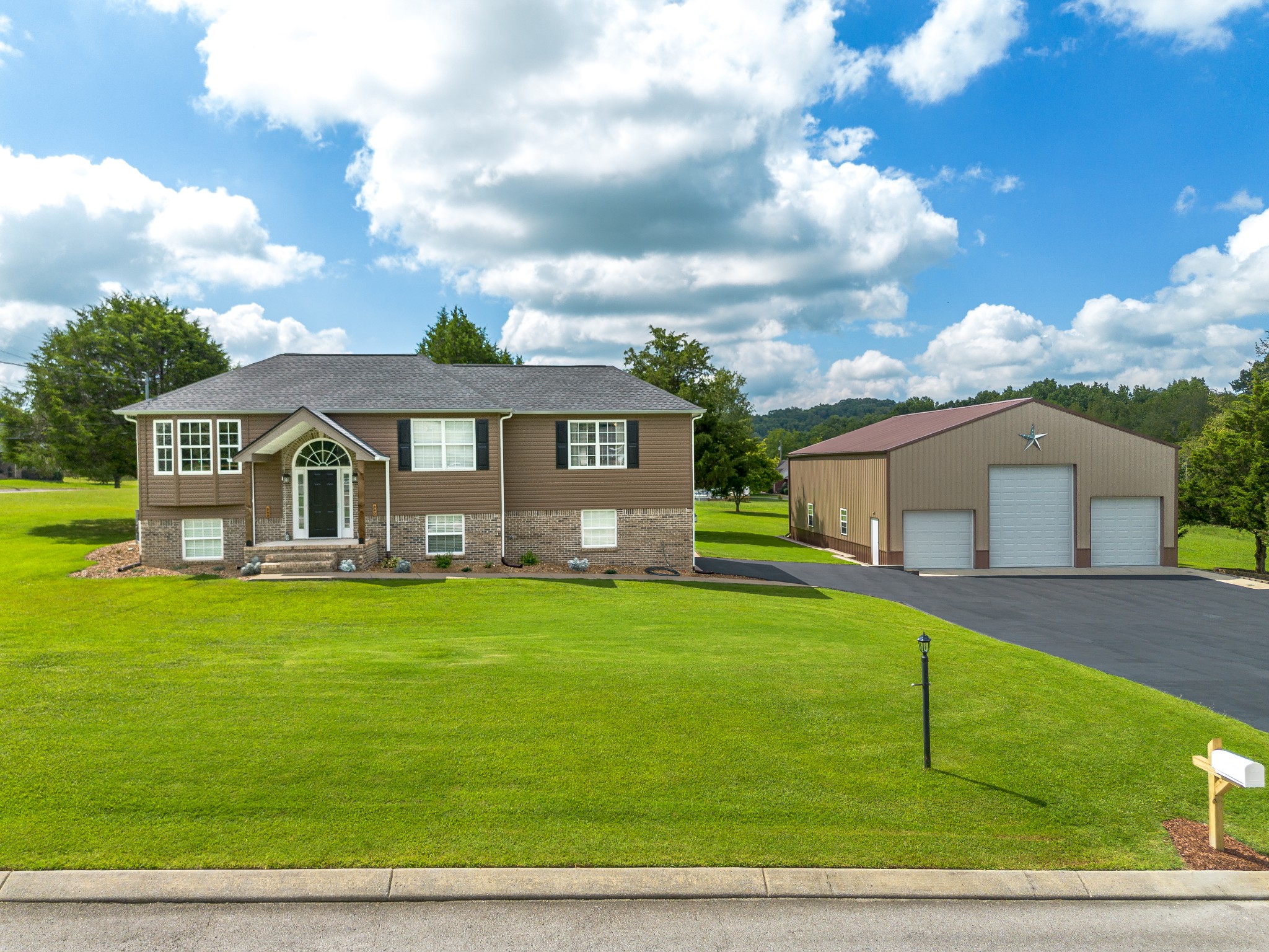 Photo 1 of 53 of 283 Red Oak Trl house