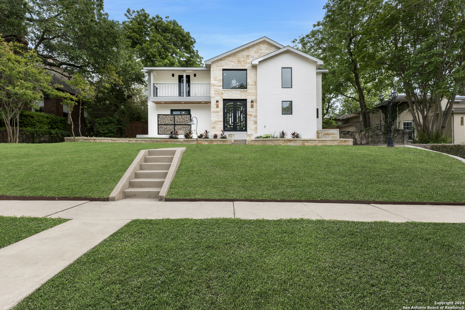 Photo 2 of 31 of 114 CLOVERLEAF AVE house