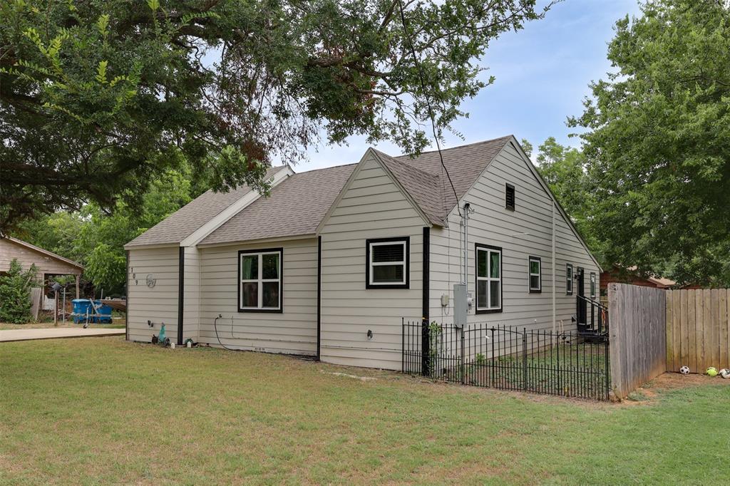 Photo 3 of 27 of 109 W Purdom Avenue house