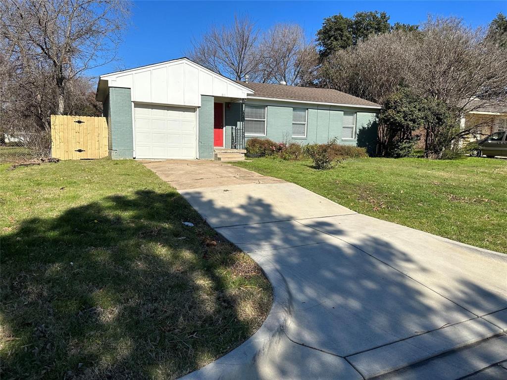 Photo 2 of 15 of 811 Glynn Oaks Drive house