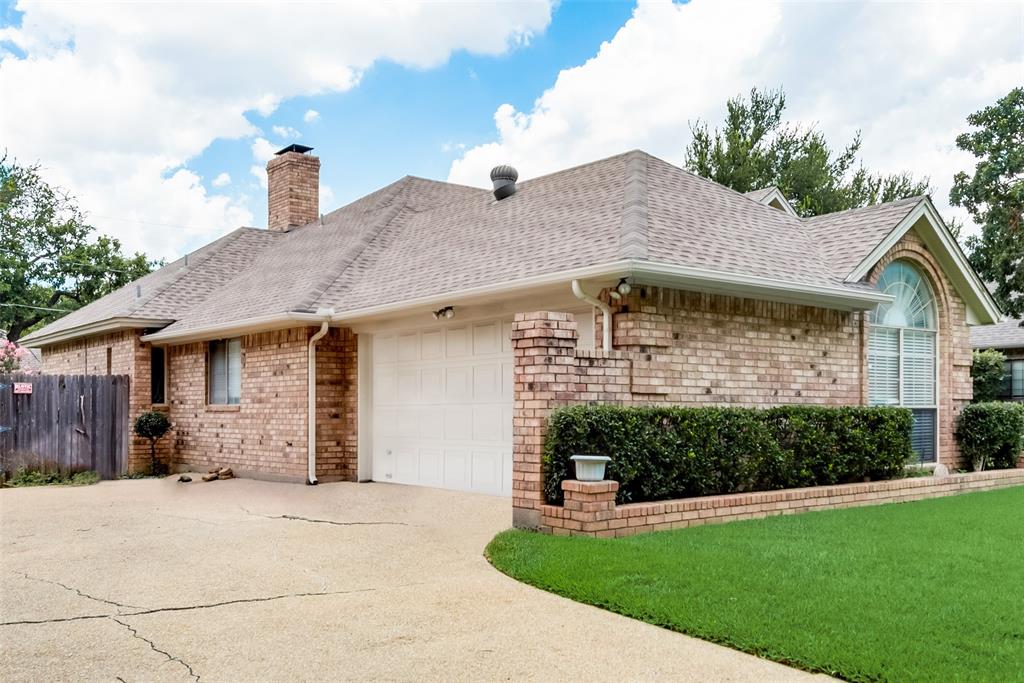 Photo 3 of 34 of 2421 Cross Timbers Trail house