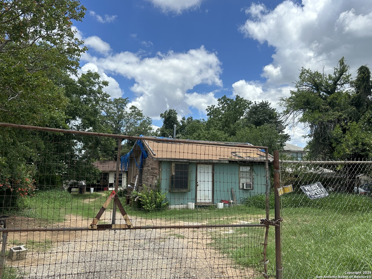 Photo 1 of 4 of 16979 INTERSTATE 35 house