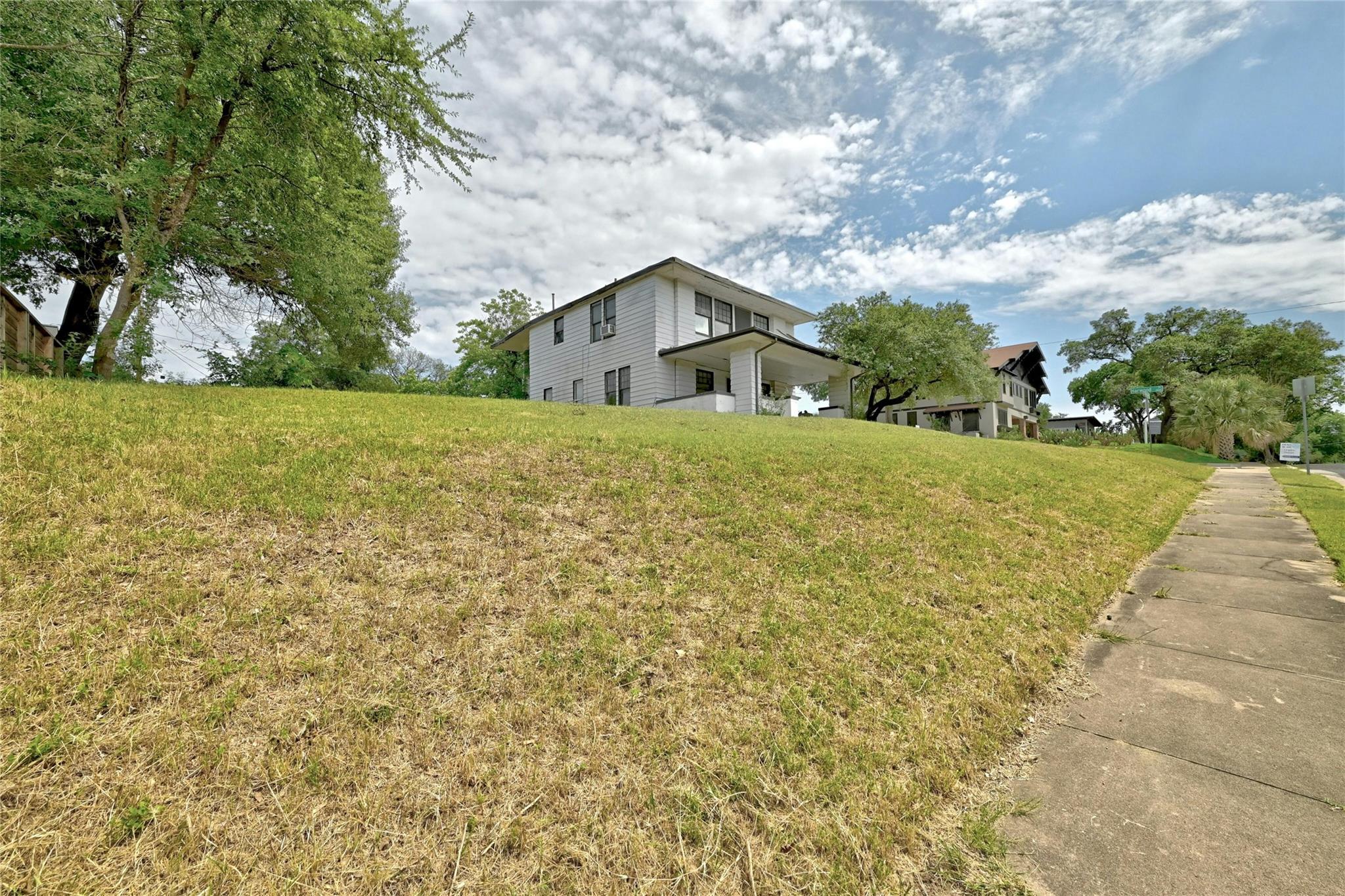 Photo 10 of 18 of 1109 Travis Heights BLVD house