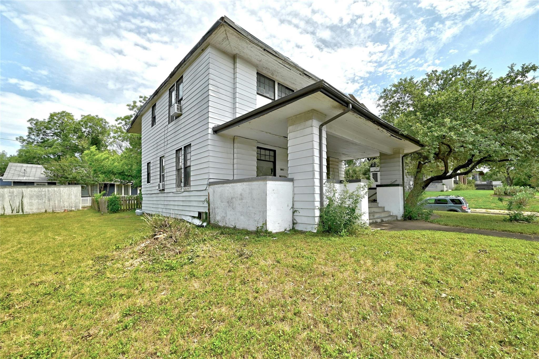 Photo 9 of 18 of 1109 Travis Heights BLVD house