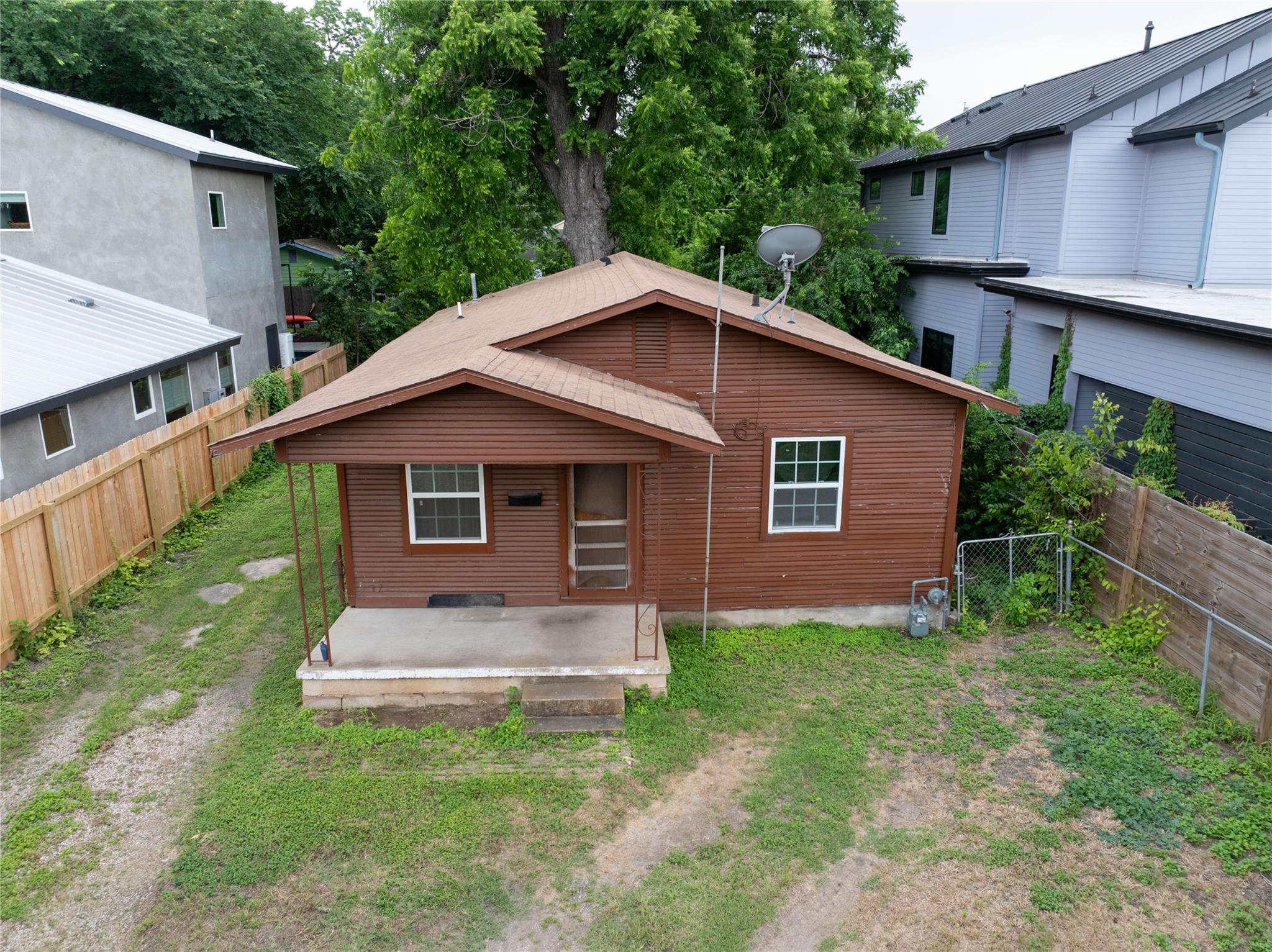 Photo 1 of 21 of 2607 E 4th ST house