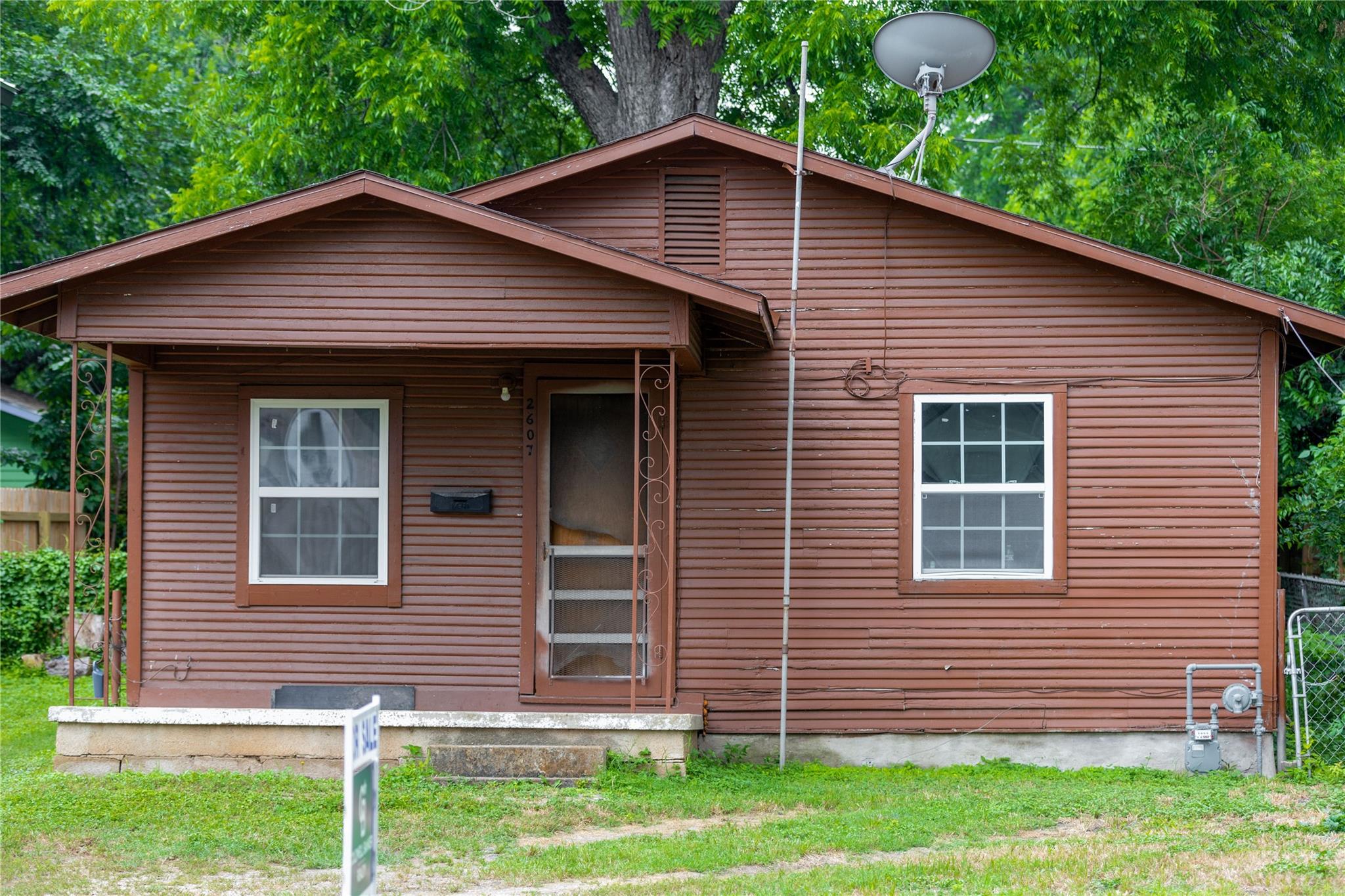 Photo 6 of 21 of 2607 E 4th ST house