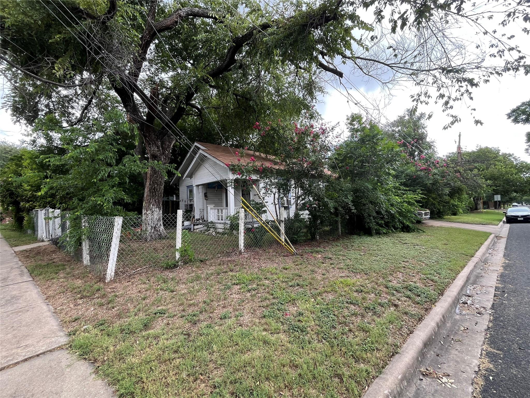 Photo 4 of 4 of 800 W Johanna ST house