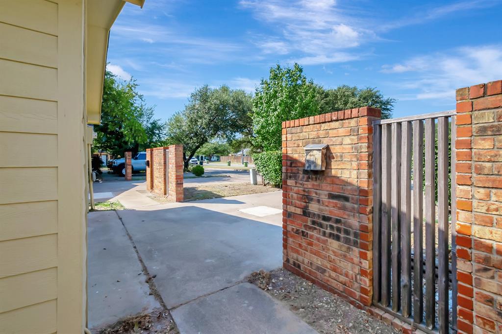 Photo 4 of 40 of 2814 Spring Valley Drive townhome