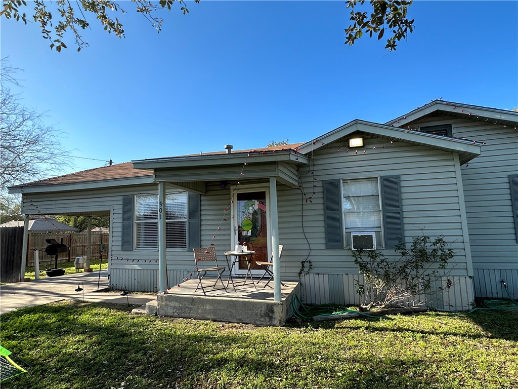 Photo 3 of 6 of 901 E Fannin Street house