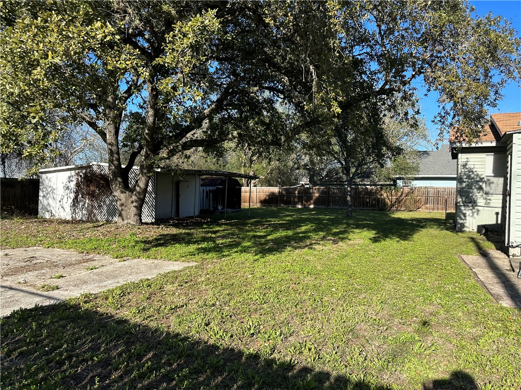 Photo 4 of 6 of 901 E Fannin Street house