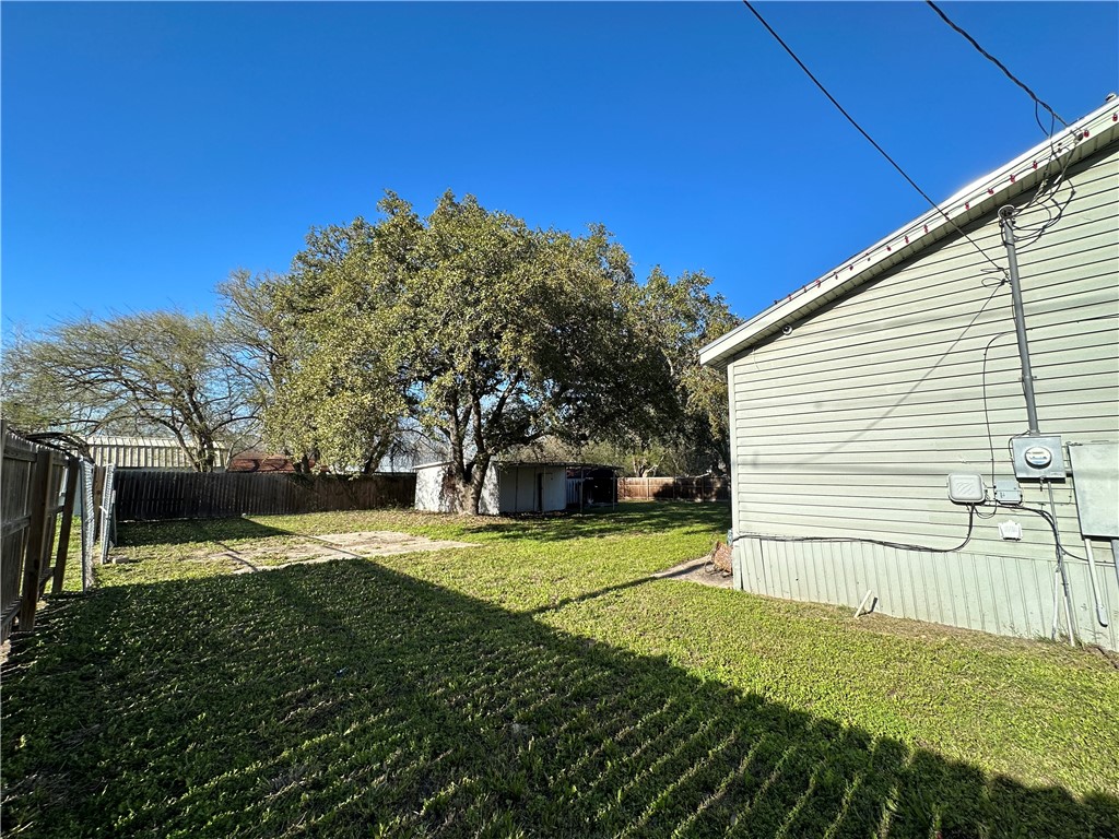 Photo 5 of 6 of 901 E Fannin Street house